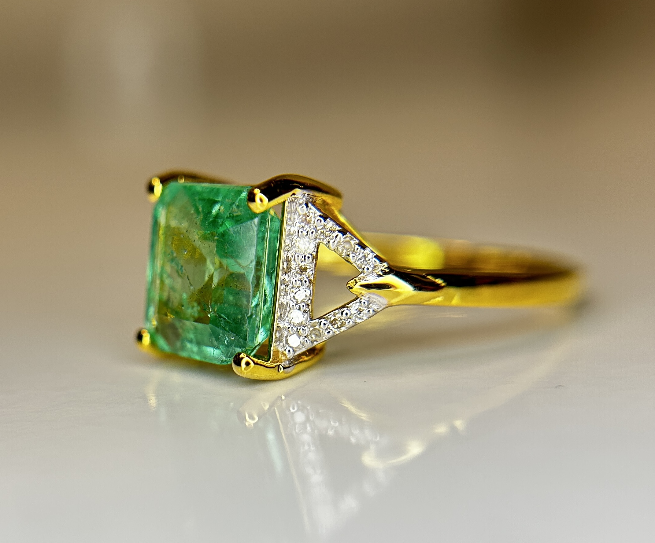 Beautiful Natural Emerald 2.21 CT With Natural Diamonds & 18k Gold - Image 3 of 9