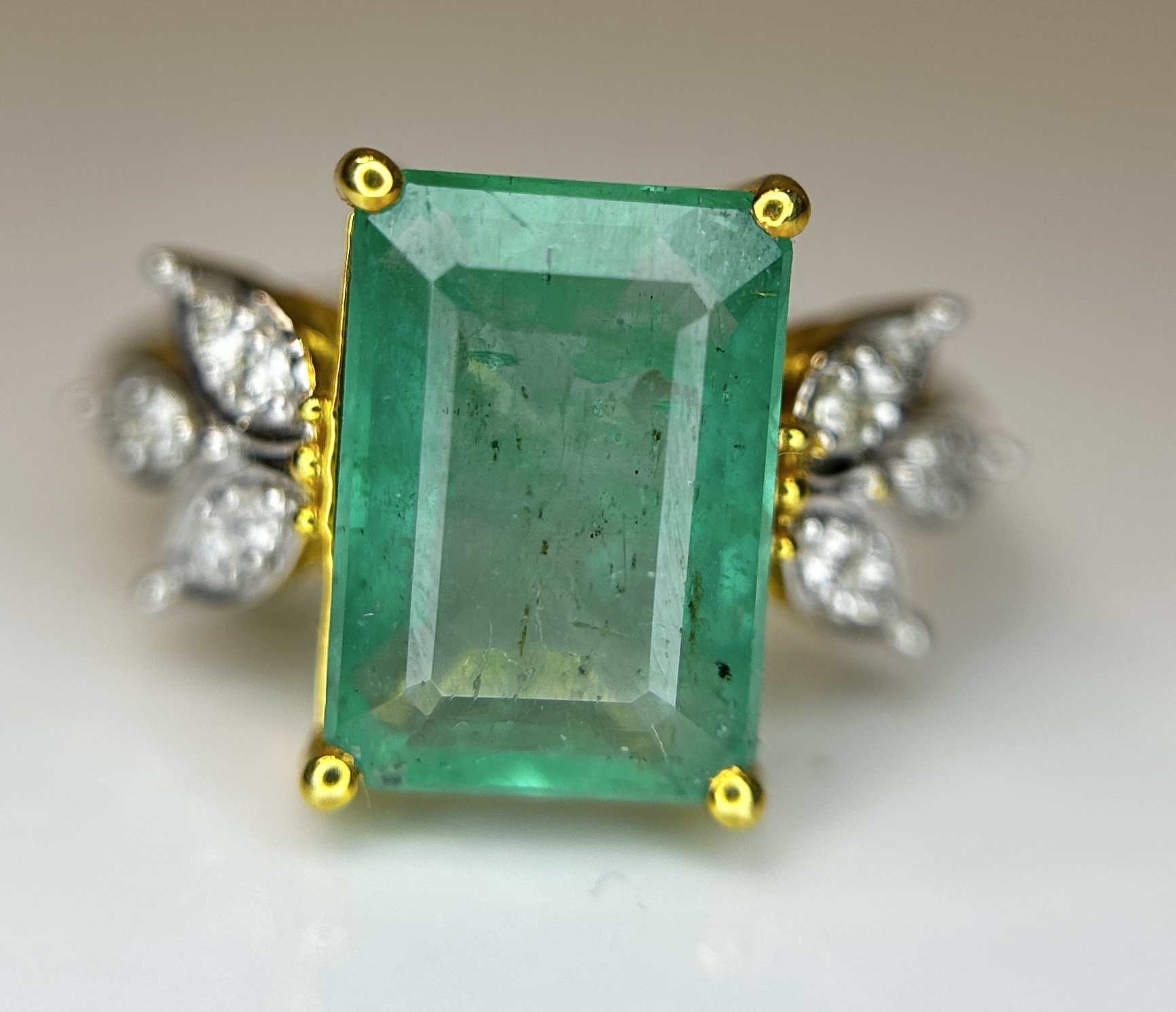 Beautiful Natural Emerald 4.32 CT With Natural Diamonds & 18k Gold - Image 2 of 9