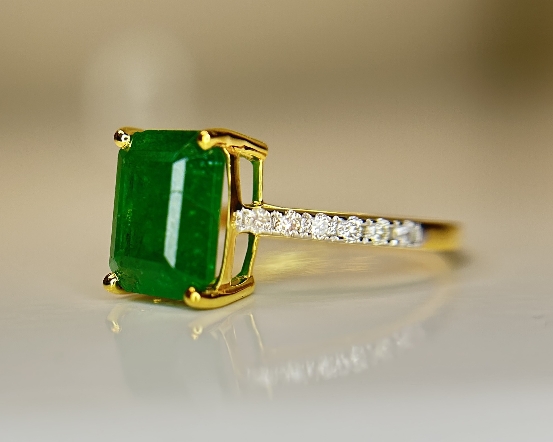 Beautiful Natural Emerald 2.96 CT With Natural Diamonds & 18k Gold - Image 2 of 9
