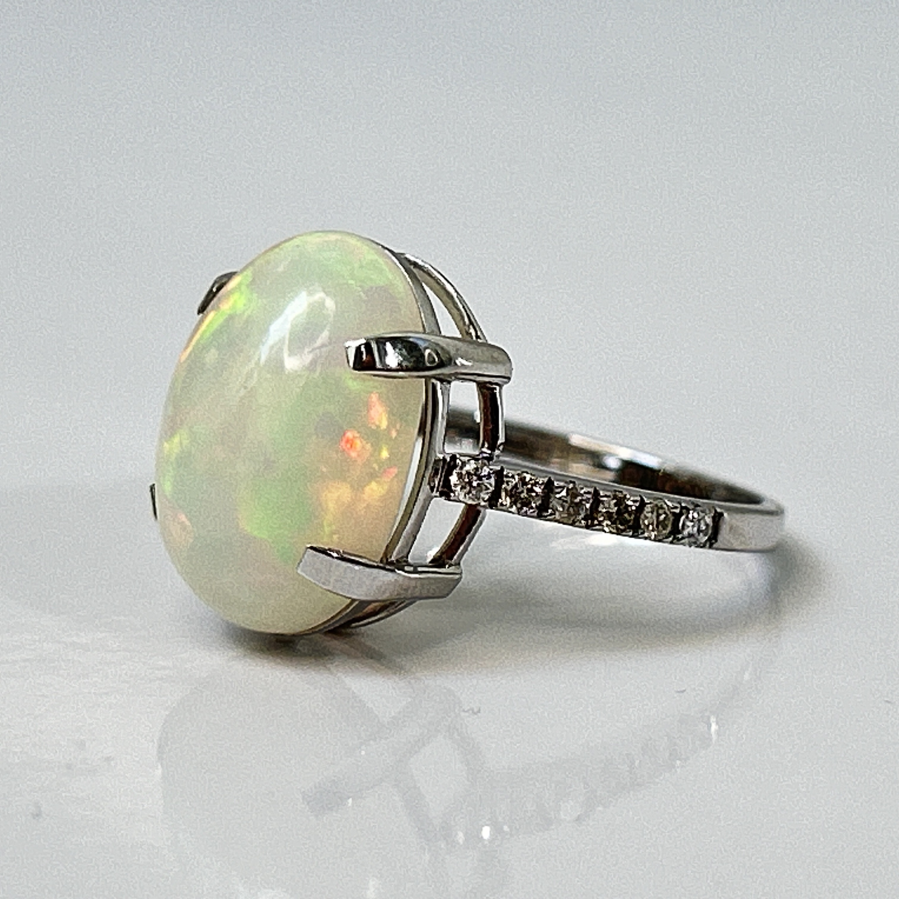 Beautiful Natural Opal 3.86 CT Ring With Natural Diamond and 18k Gold - Image 13 of 14