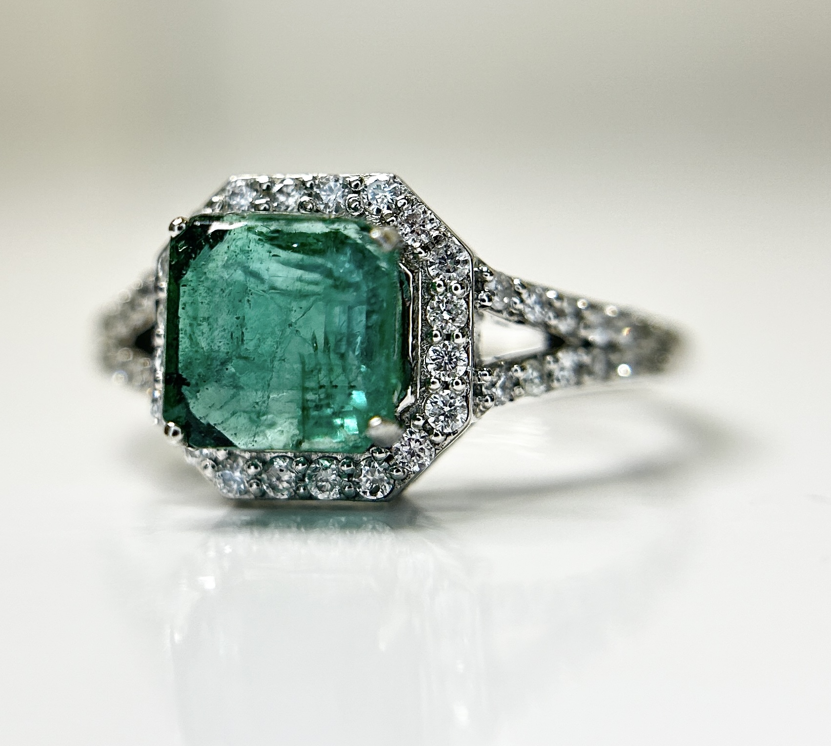 Beautiful 1.64 CT Natural Emerald Ring With Natural Diamonds & Platinum 950 - Image 2 of 10