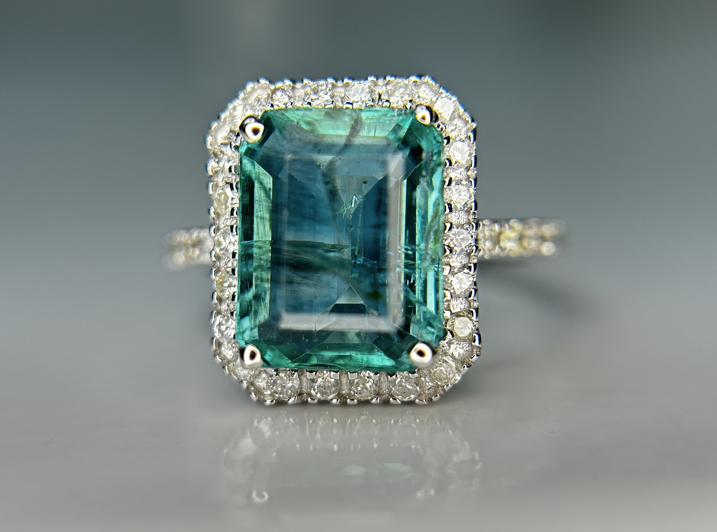 Beautiful Natural Emerald 4.27 CT With Natural Diamonds & 18kGold