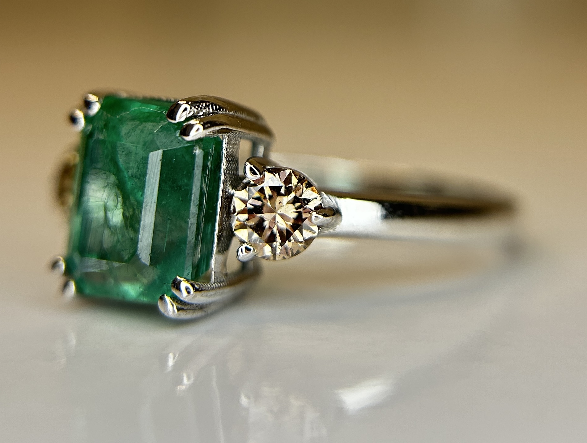 Beautiful Natural Emerald 2.41 CT With Natural Diamonds & 18k Gold - Image 4 of 10