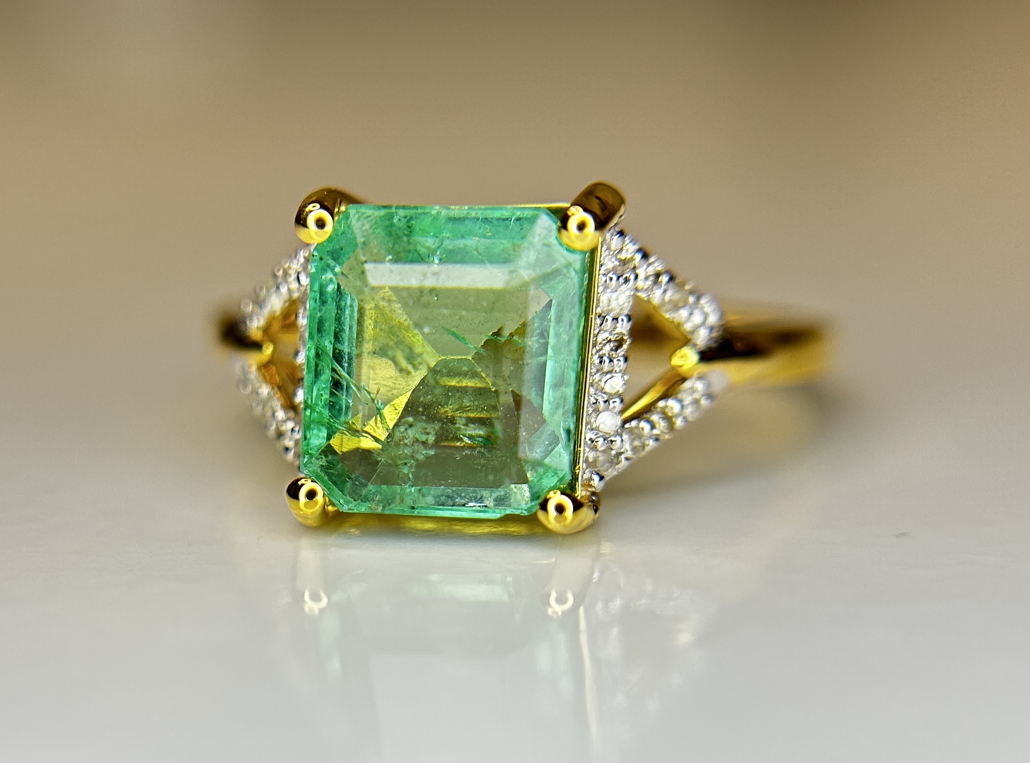Beautiful Natural Emerald 2.21 CT With Natural Diamonds & 18k Gold - Image 2 of 9