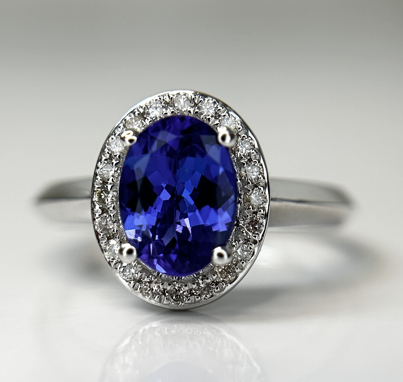 Beautiful Natural Tanzanite Ring With Diamonds and 18k Gold - Image 6 of 9