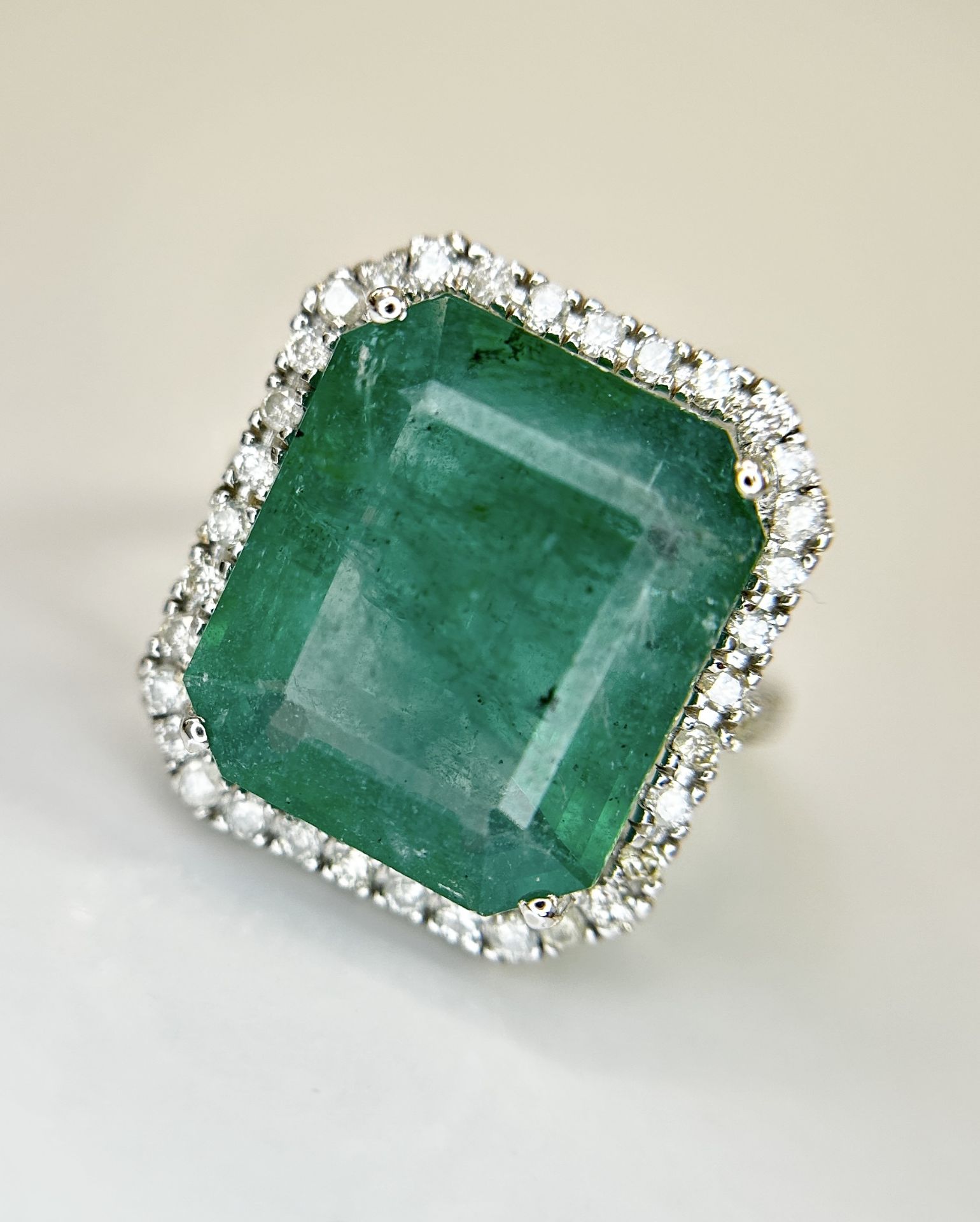Beautiful Natural Emerald 9.50CT With Natural Diamonds & 18k Gold - Image 10 of 11