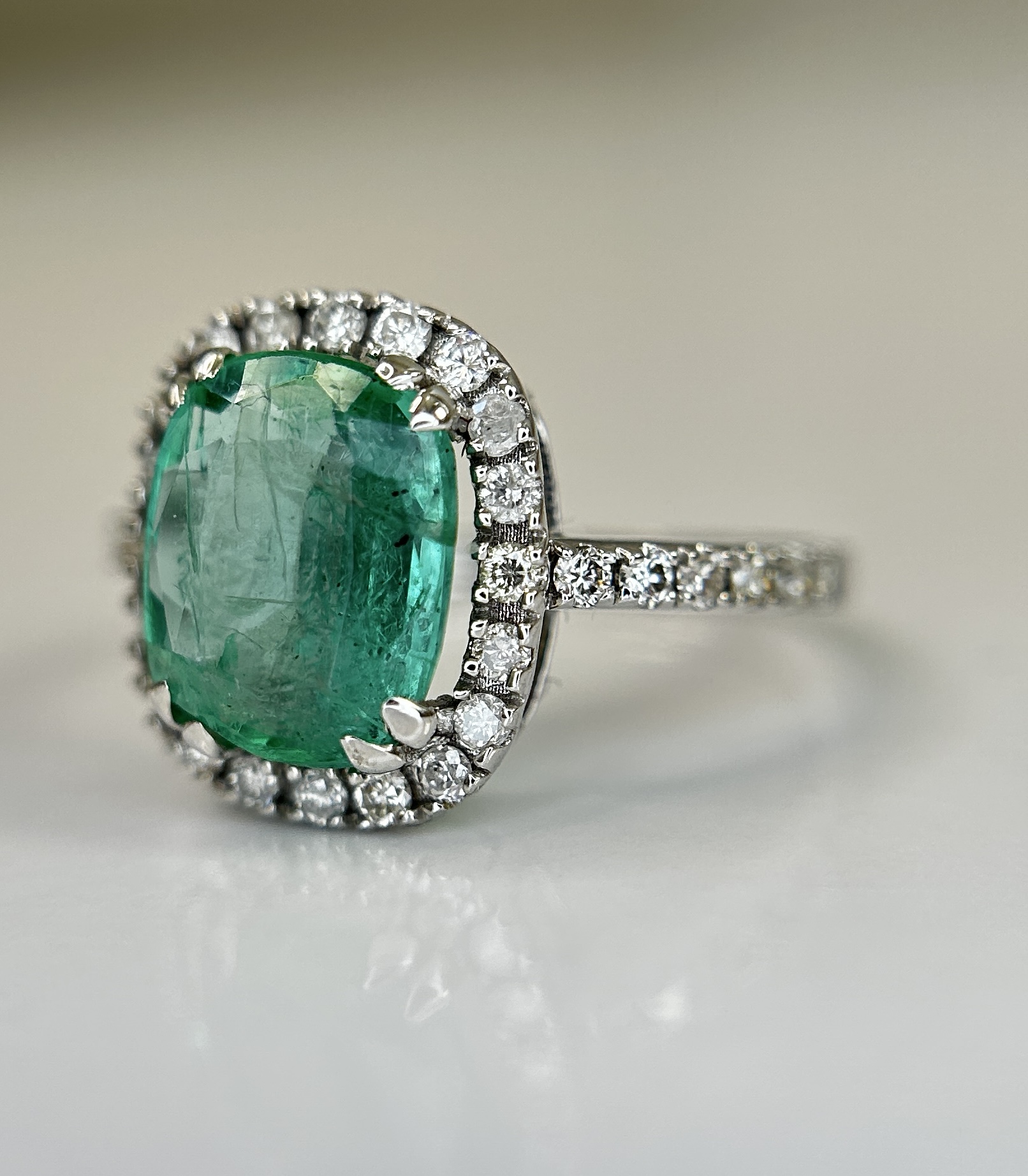 Beautiful Natural Emerald 2.42 CT With Natural Diamonds & 18k Gold - Image 7 of 9