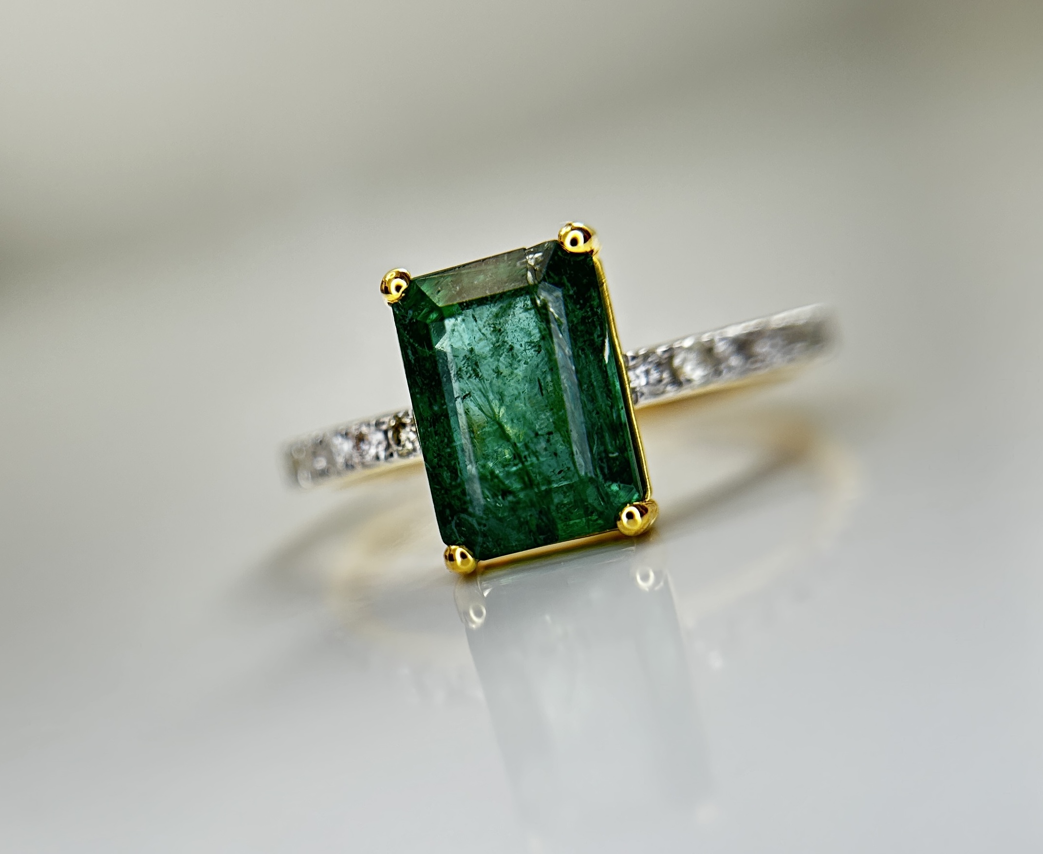 Beautiful Natural Emerald 2.41 CT With Natural Diamonds & 18k Gold - Image 2 of 9