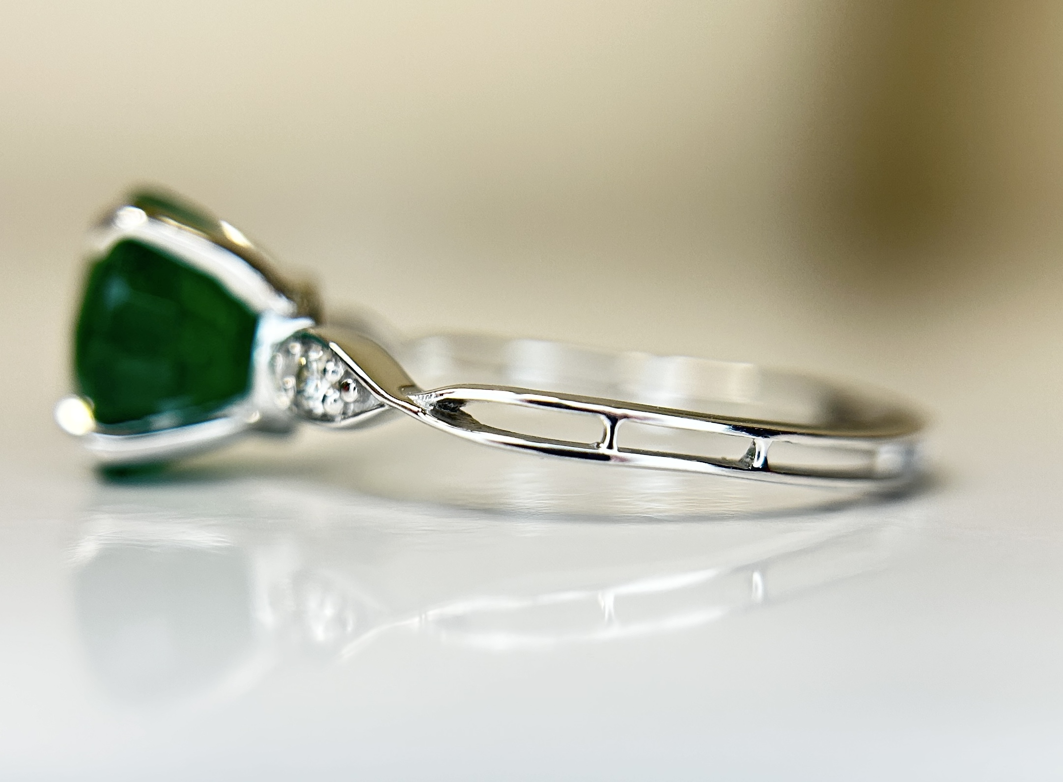 Beautiful 2.74 CT Natural Emerald Ring With Natural Diamonds & Platinum 950 - Image 4 of 11