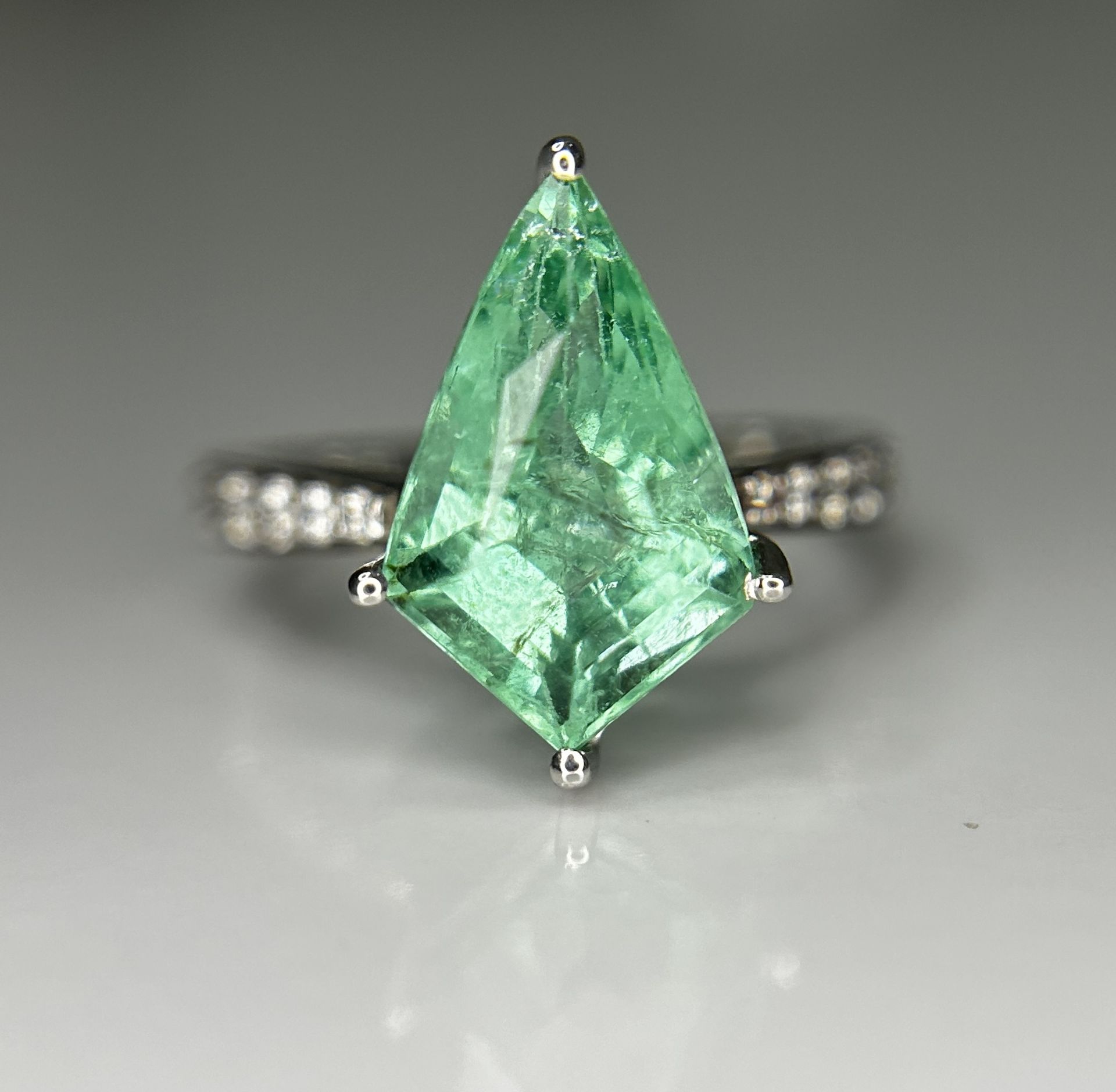 Beautiful Natural Columbian Emerald 3.63 CT With Natural Diamonds & 14k Gold - Image 9 of 13