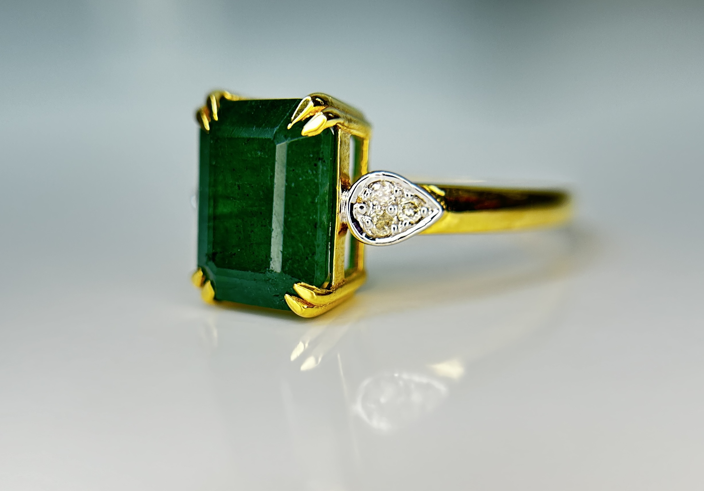 Beautiful Natural Emerald 2.96 With Natural Diamonds & 18k Gold - Image 2 of 10