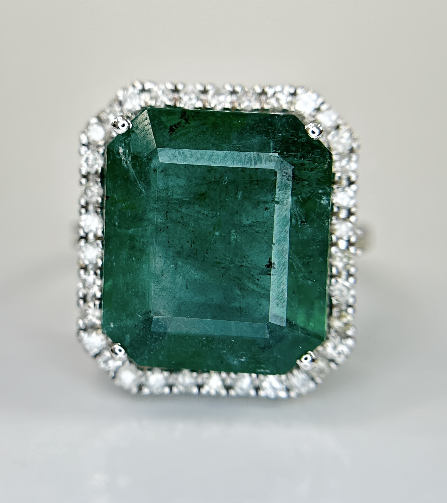 Beautiful Natural Emerald 9.50CT With Natural Diamonds & 18k Gold - Image 2 of 11