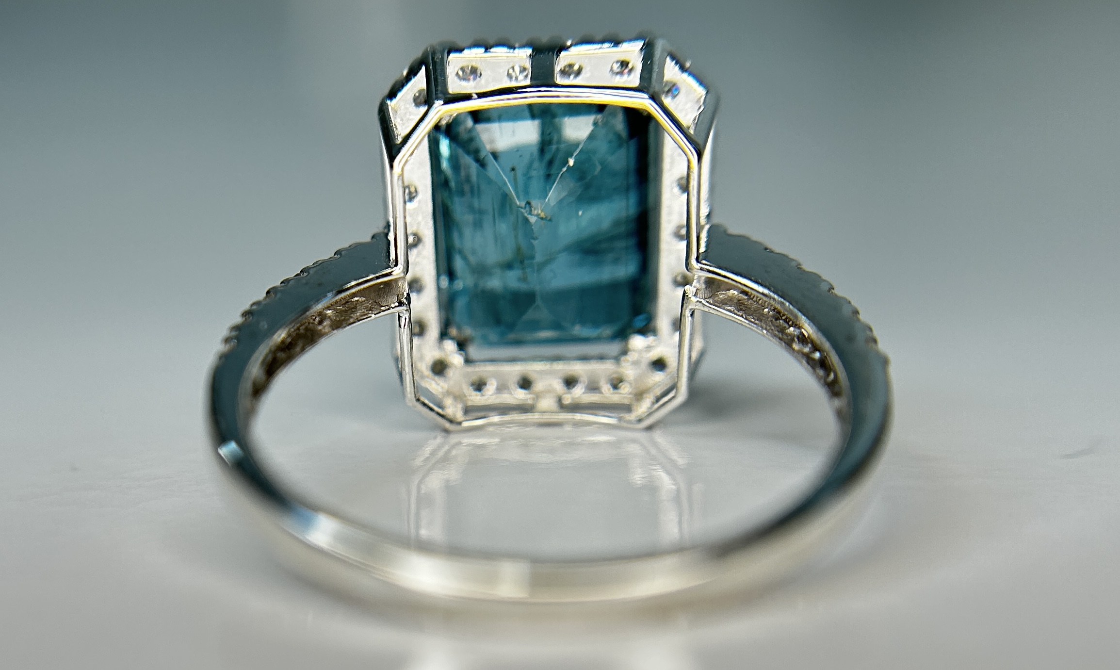 Beautiful Natural Emerald 4.27 CT With Natural Diamonds & 18kGold - Image 5 of 11