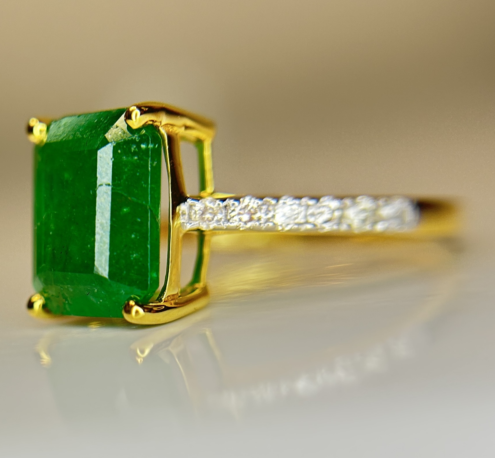 Beautiful Natural Emerald 2.96 CT With Natural Diamonds & 18k Gold - Image 7 of 9