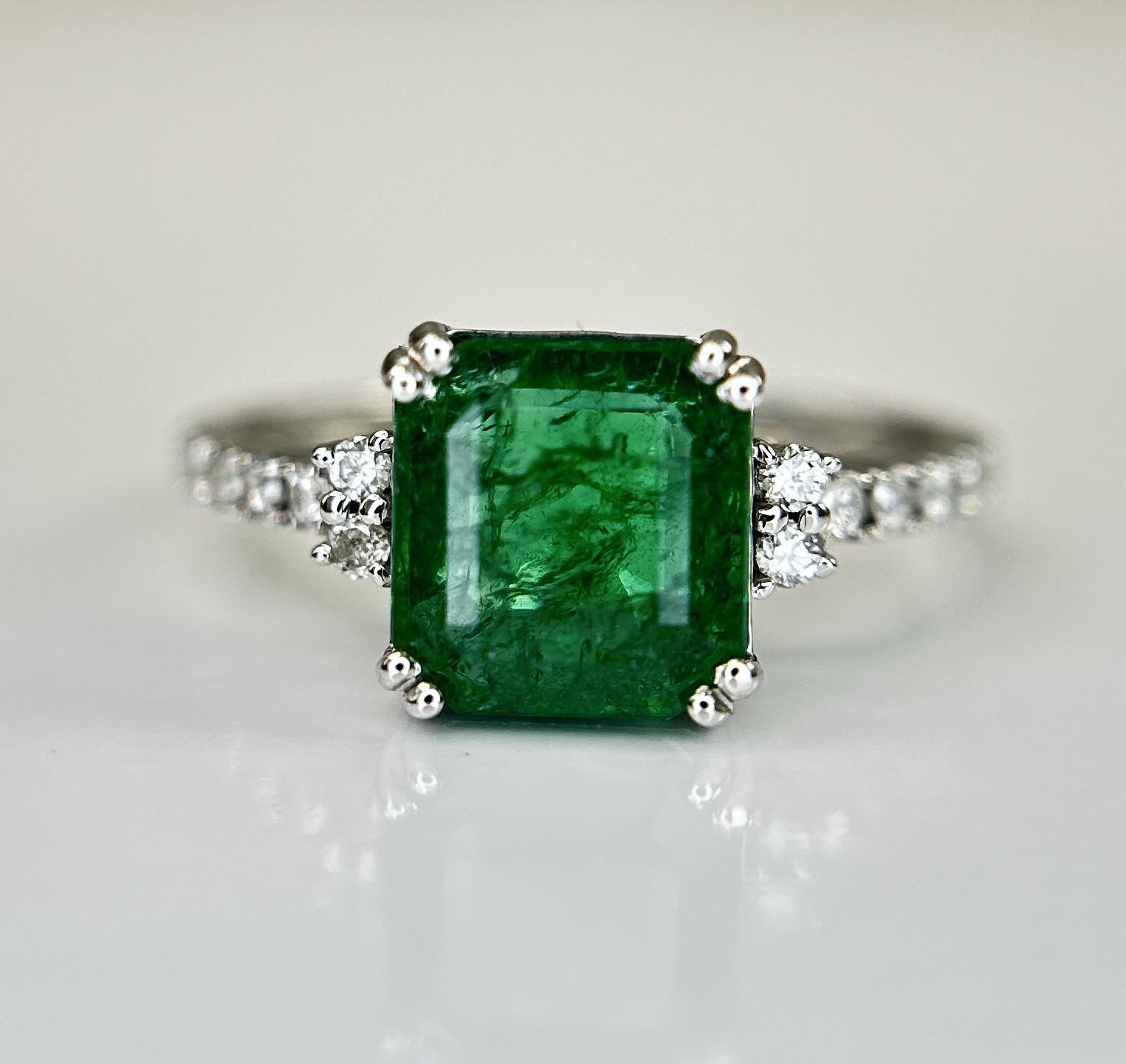 Beautiful Natural Emerald 2.30 CT With Natural Diamonds & 18k Gold - Image 6 of 10