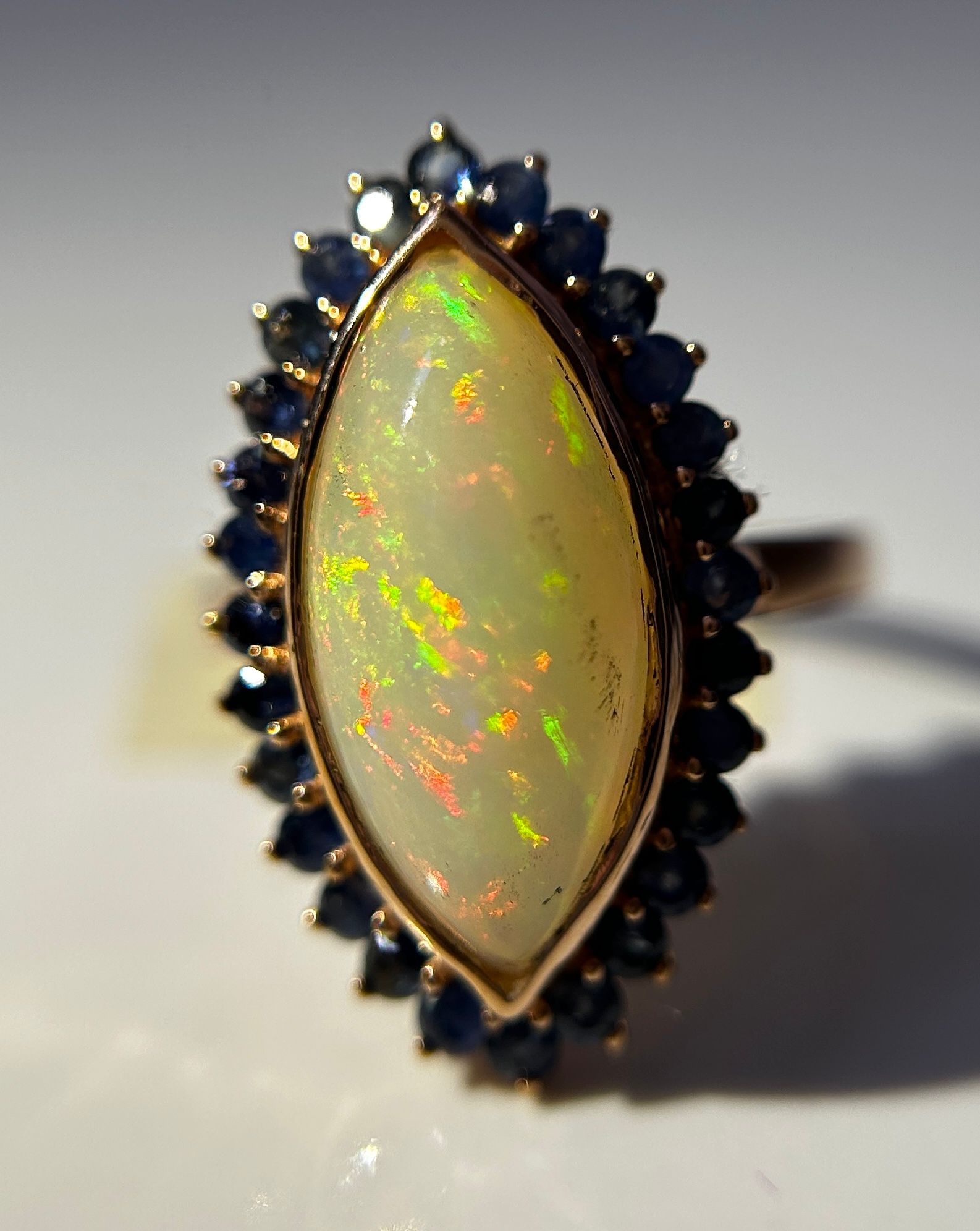 Beautiful Natural Opal Ring With Natural Blue Sapphire and 18k Gold - Image 3 of 5