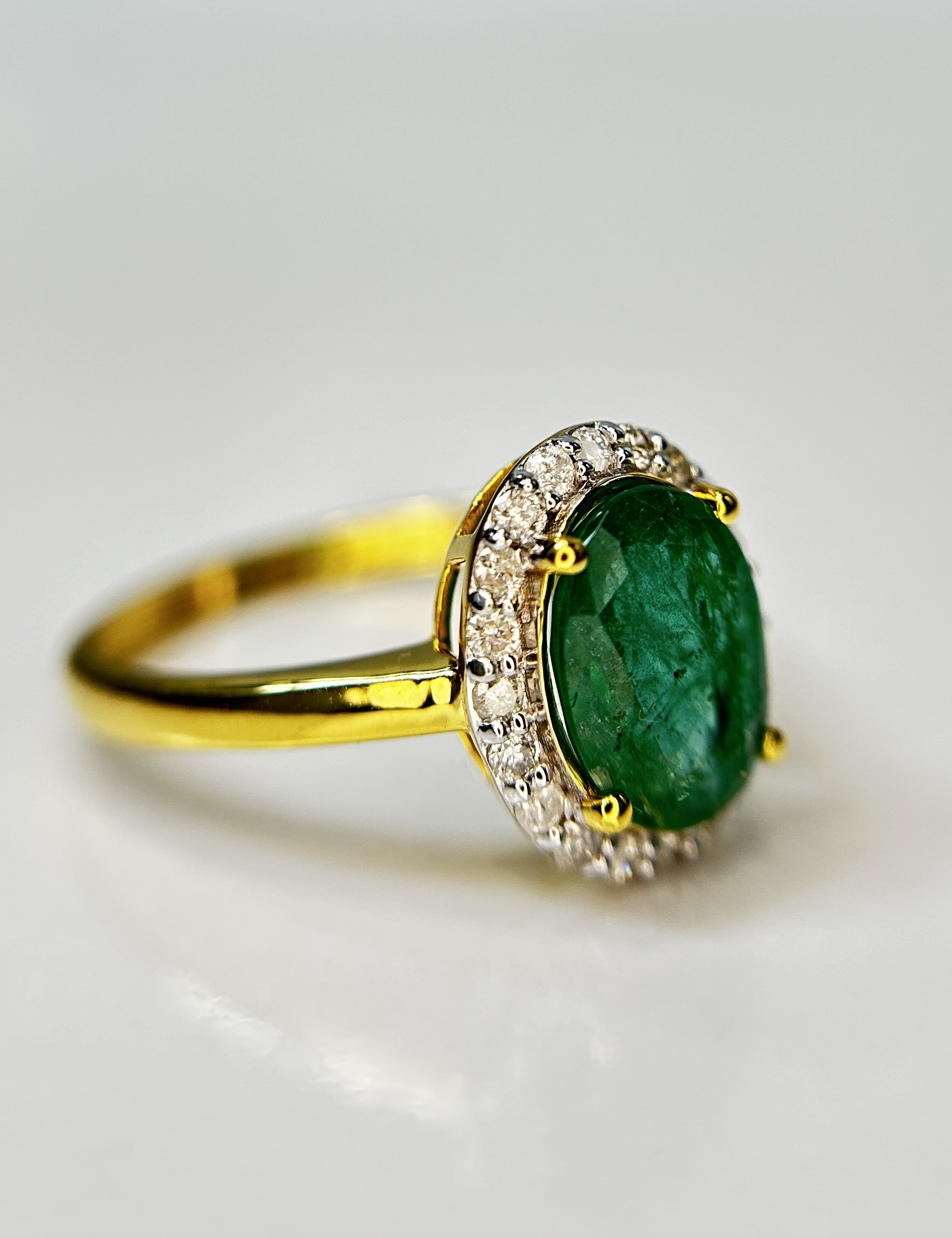 Beautiful Natural Emerald 1.52 CT With Natural Diamonds & 18k Gold - Image 5 of 8