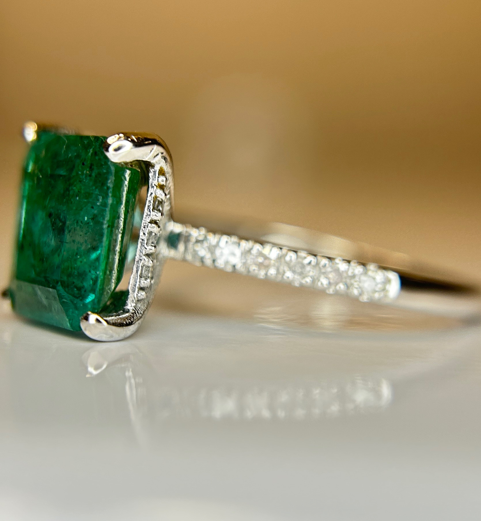Beautiful Natural Emerald 2.64 CT With Natural Diamonds & 18k Gold - Image 10 of 10