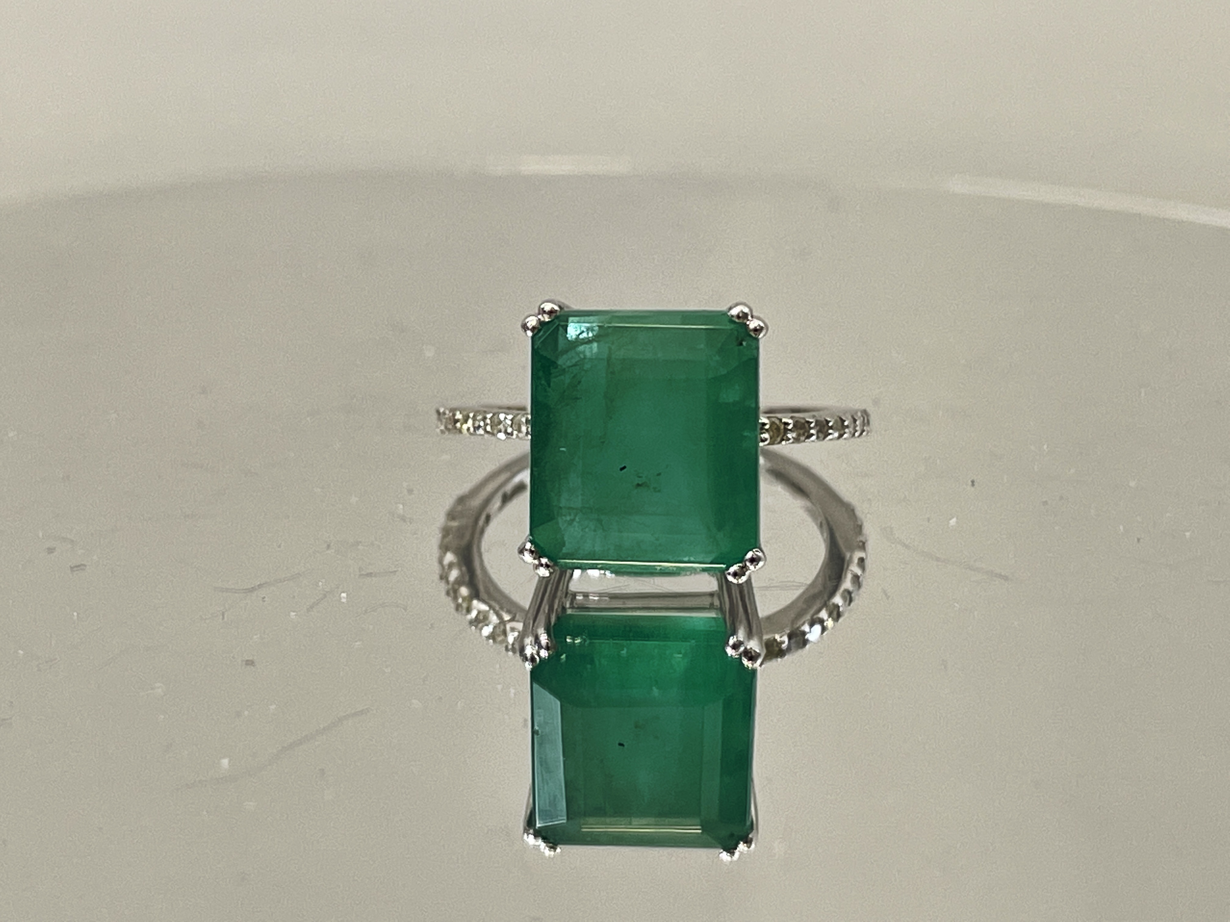 Beautiful 7.19CT Natural Emerald With Natural Diamonds & 18k White Gold - Image 7 of 9