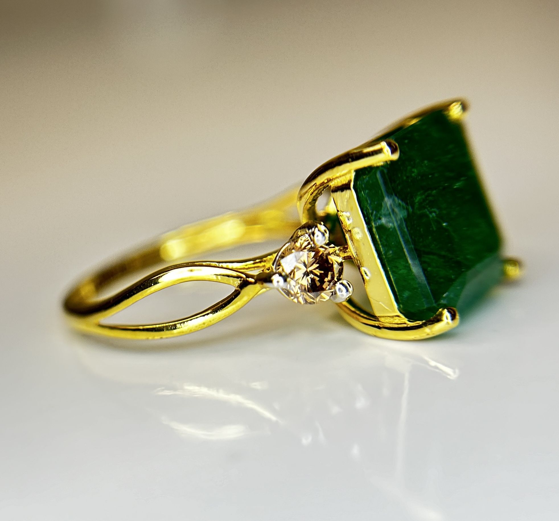 Beautiful Natural Emerald 4.76 CT With Natural Diamonds & 18k Gold - Image 5 of 10