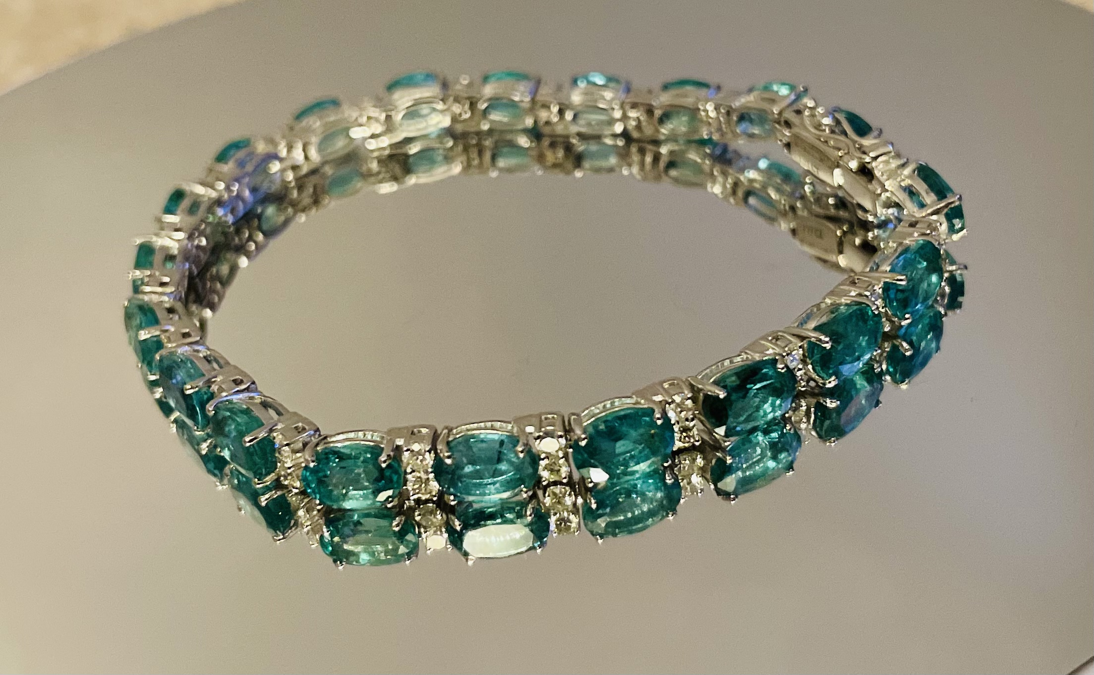Beautiful 14.5ct Natural Emerald Bracelet With Natural Diamonds & 18k Gold - Bild 2 aus 7