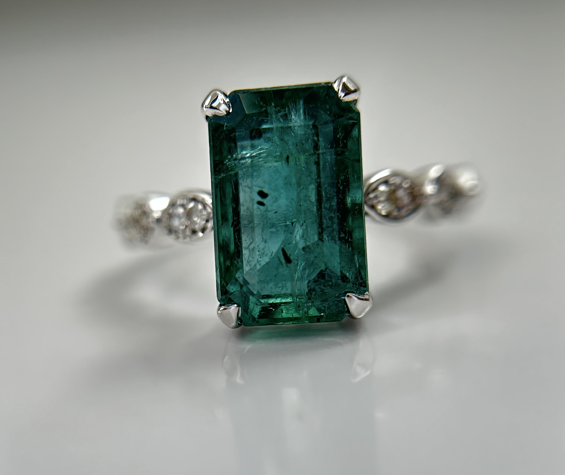 Beautiful Natural Emerald 3.97CT With Natural Diamonds & 18k Gold - Image 7 of 10