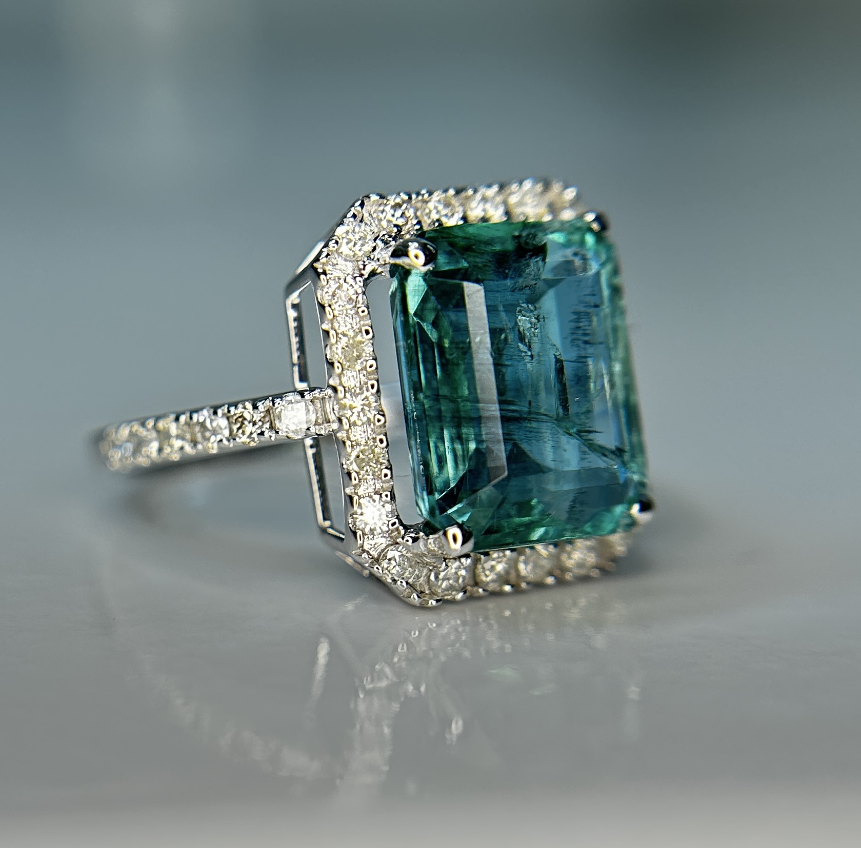 Beautiful Natural Emerald 4.27 CT With Natural Diamonds & 18kGold - Image 7 of 11