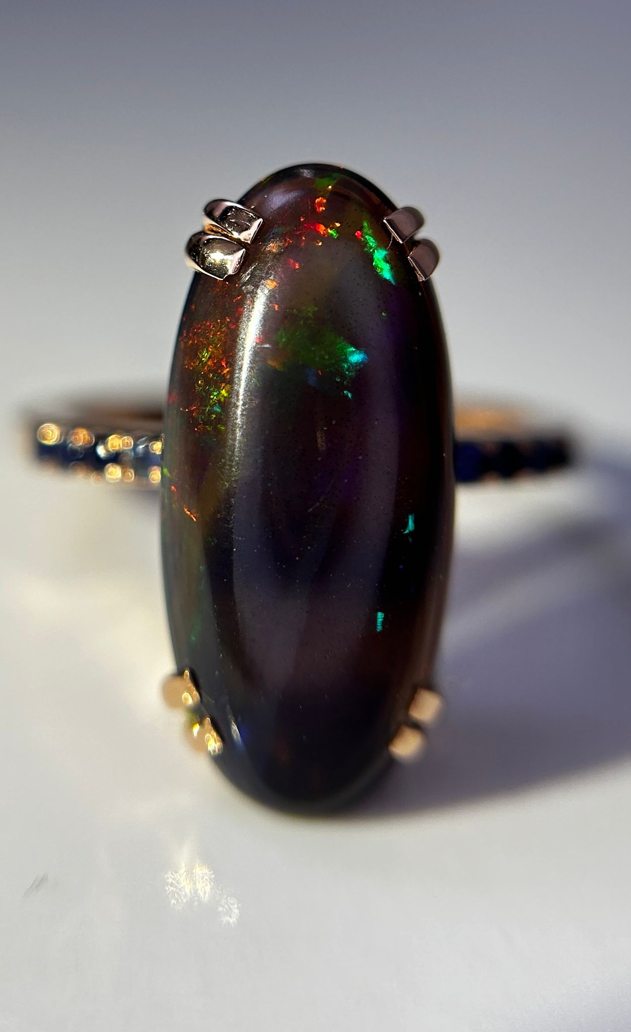 Beautiful Natural Black Opal Ring With Natural Blue Sapphire and 18k Gold - Image 7 of 11
