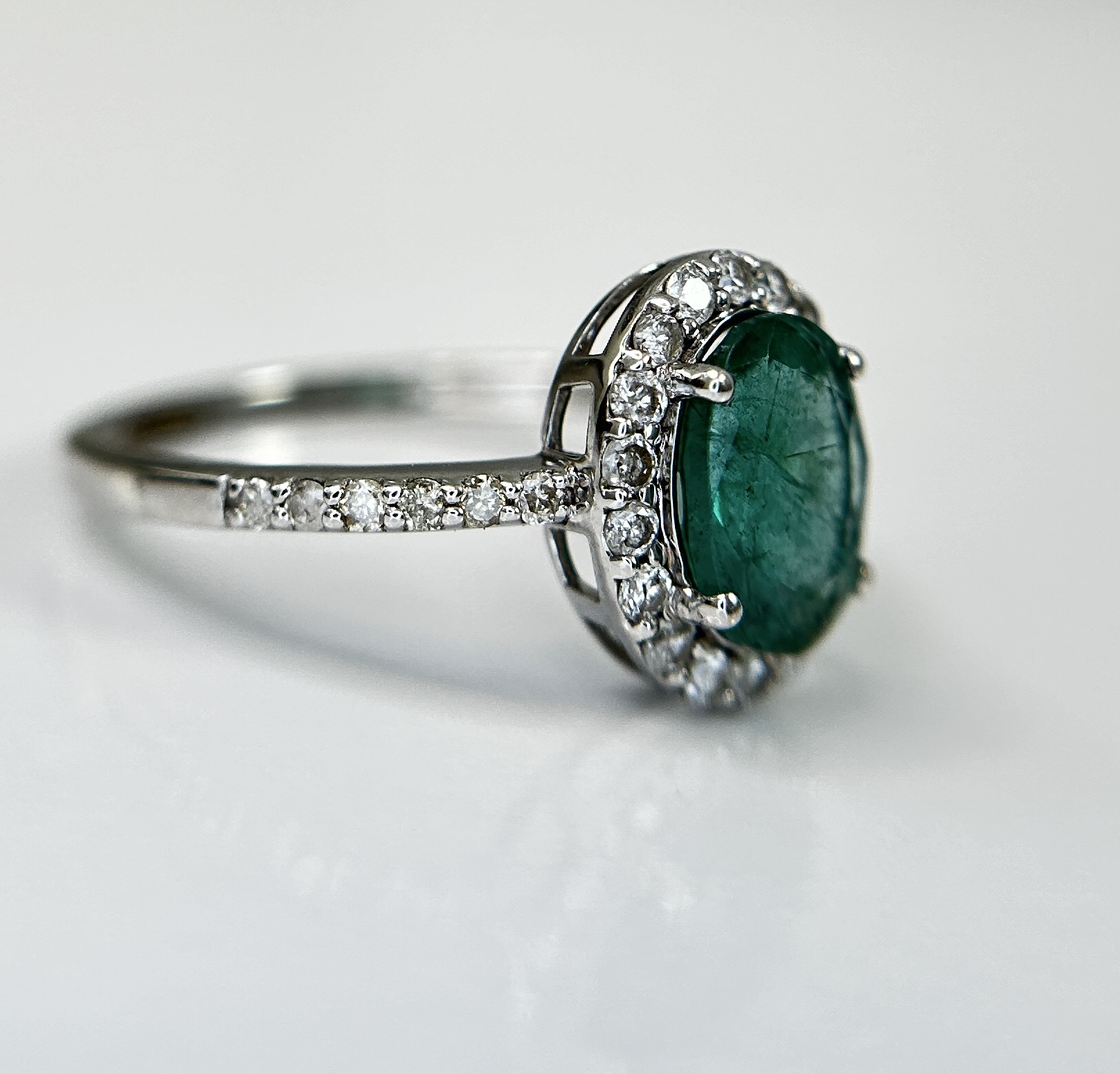 Beautiful Natural Emerald 1.22CT With Natural Diamonds & 18k Gold - Image 6 of 9