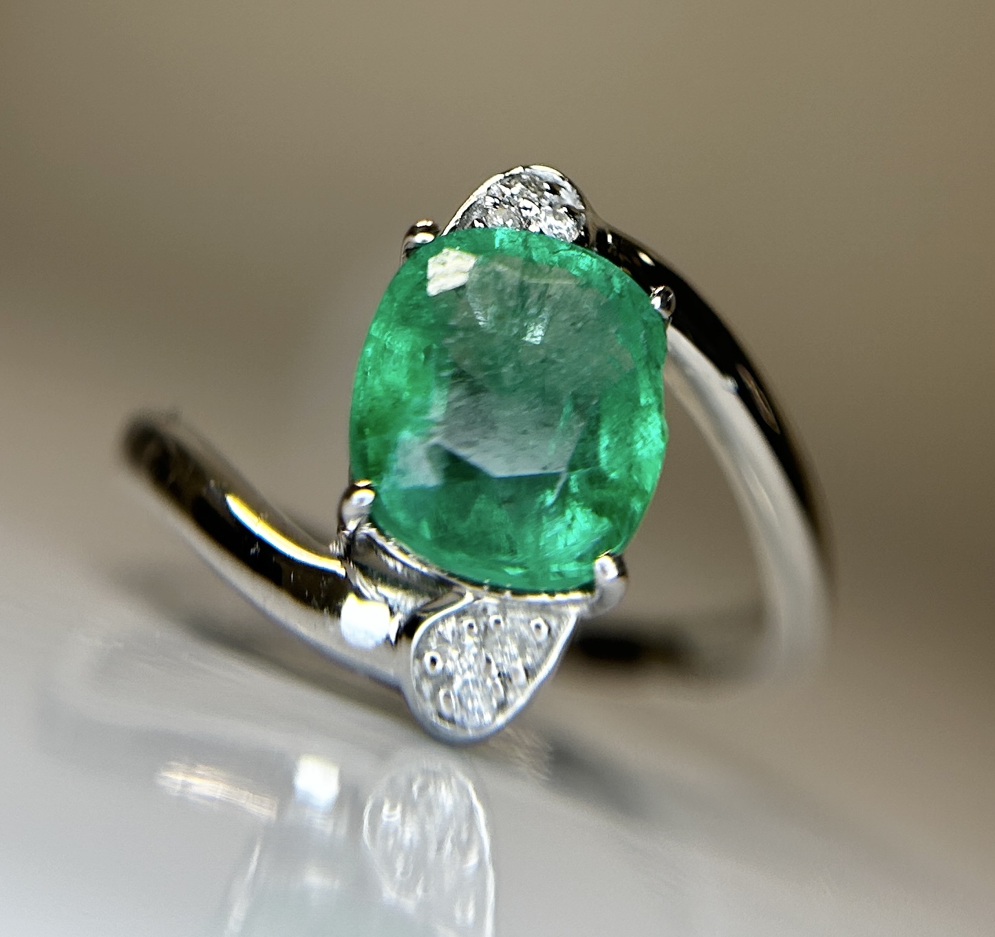Beautiful Natural Emerald 2.19 Ct With Natural Diamonds & 18k Gold - Image 7 of 9