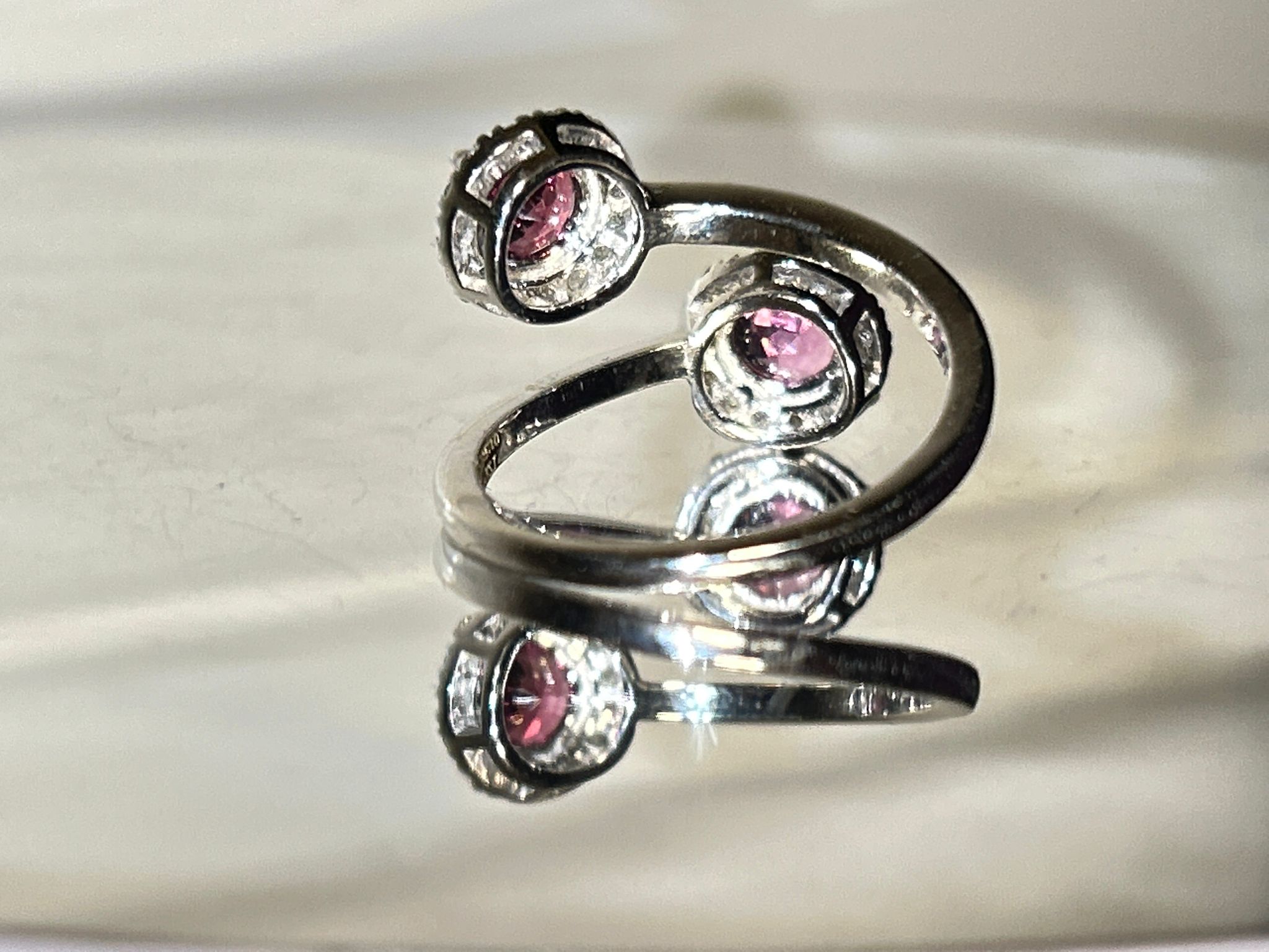 Beautiful Natural Spinel Ring With Diamonds and 18k Gold - Image 7 of 8