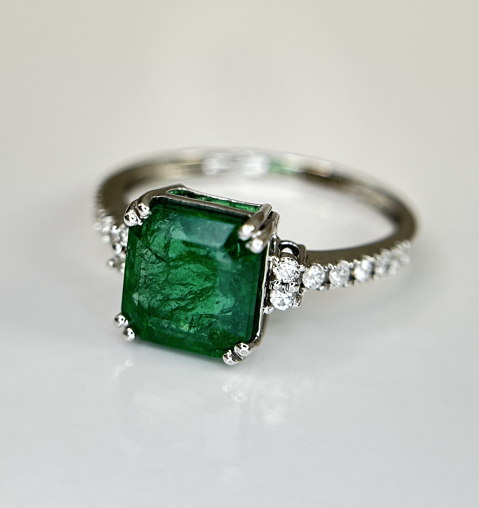 Beautiful Natural Emerald 2.30 CT With Natural Diamonds & 18k Gold - Image 7 of 10
