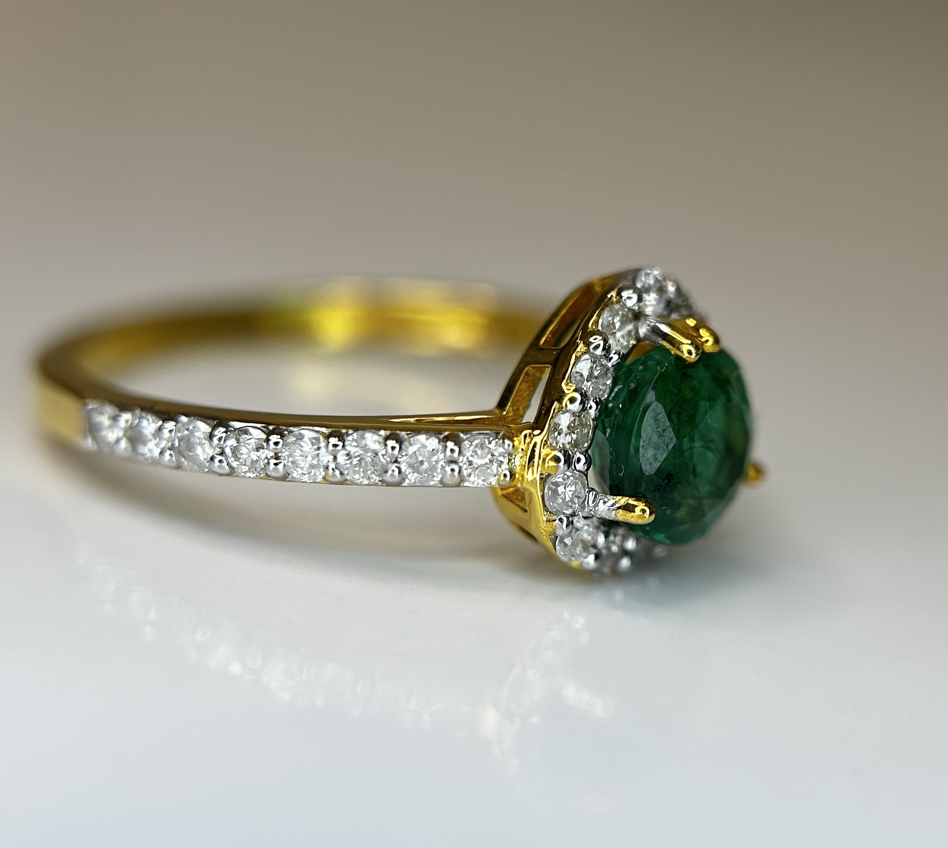 Beautiful Natural Emerald 0.92 CT With Natural Diamonds & 18k Gold - Image 6 of 8