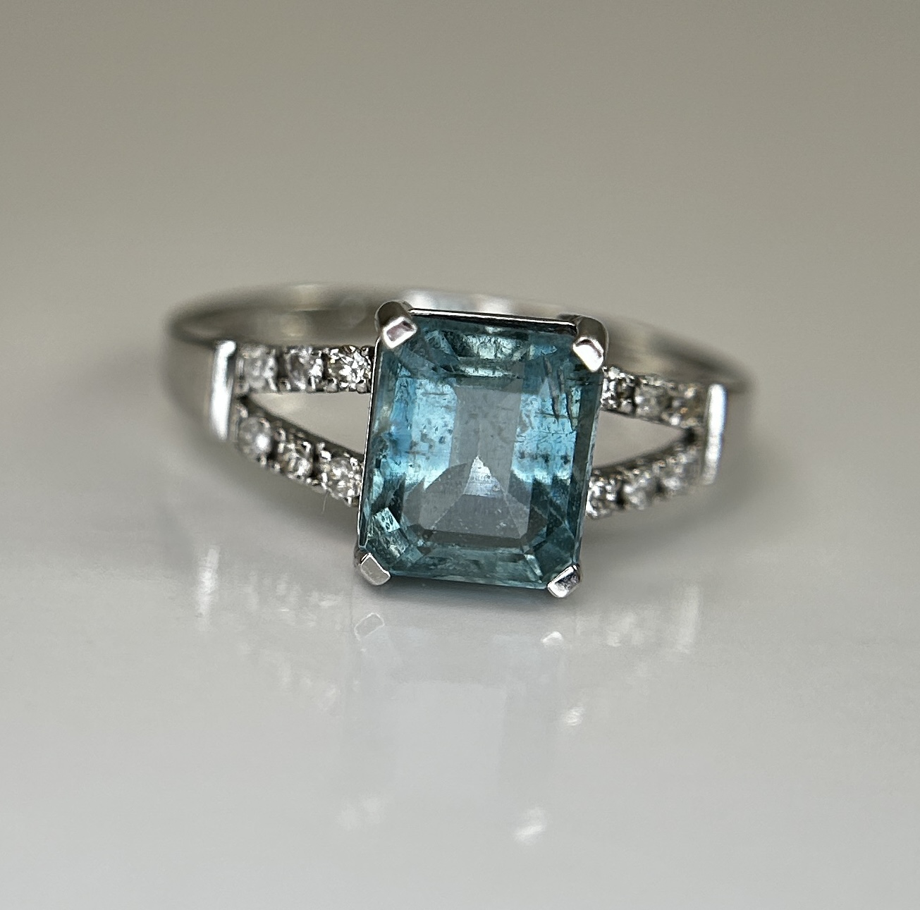 Beautiful Natural Rare Blue Emerald 2.39 CT With Natural Diamonds & 18k Gold - Image 9 of 11