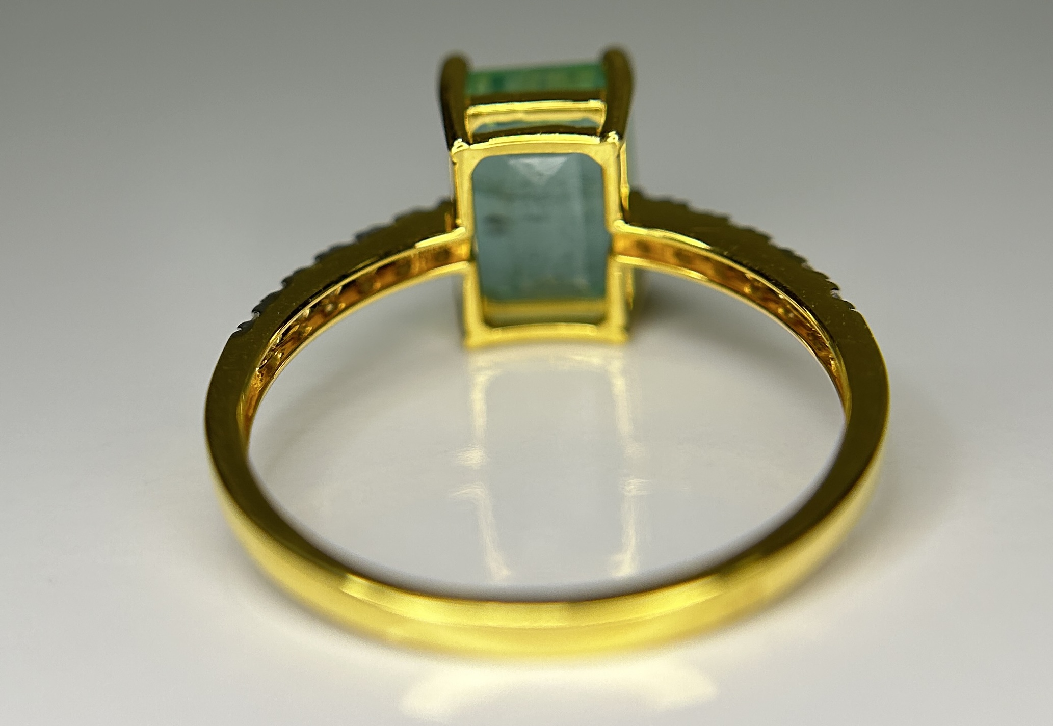 Beautiful Natural Emerald 2.68 CT With Natural Diamonds & 18k Gold - Image 5 of 8