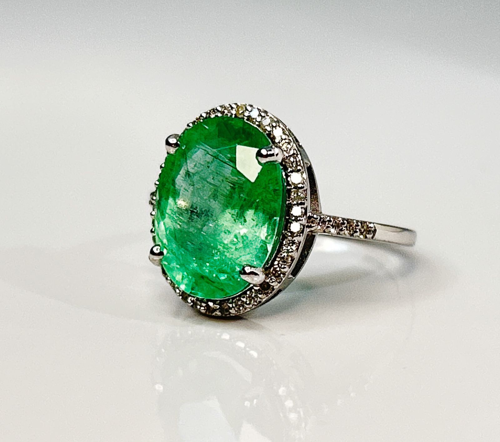 Beautiful 4.24CT Untreated Natural Columbian Emerald Ring ,Diamonds & 18k Gold - Image 2 of 6