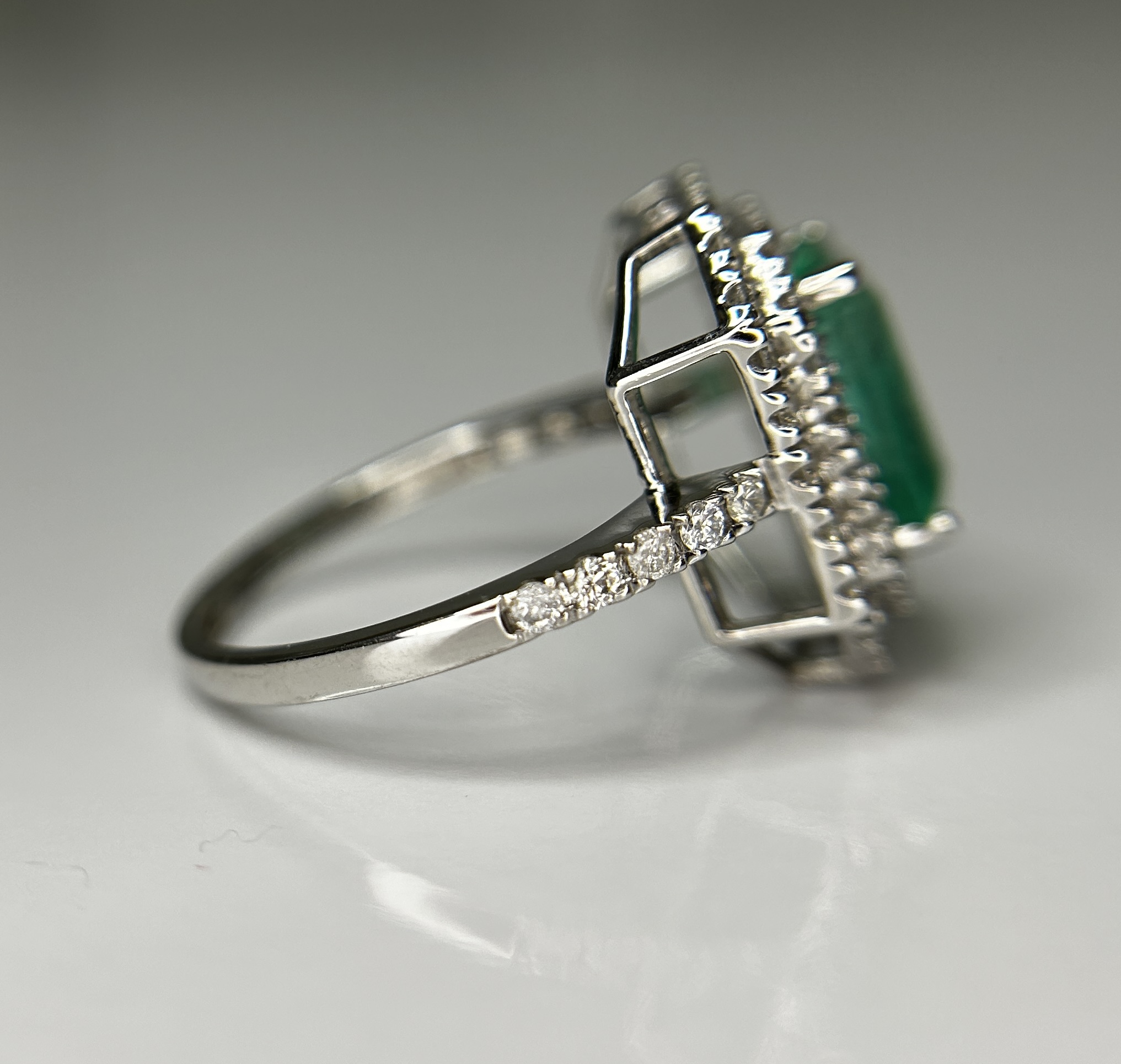 Beautiful Natural Columbian Emerald 2.23 CT With Natural Diamonds & 18k Gold - Image 9 of 14