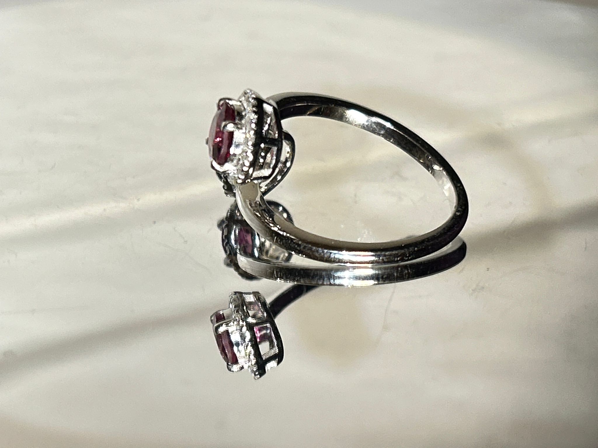 Beautiful Natural Spinel Ring With Diamonds and 18k Gold - Image 6 of 8