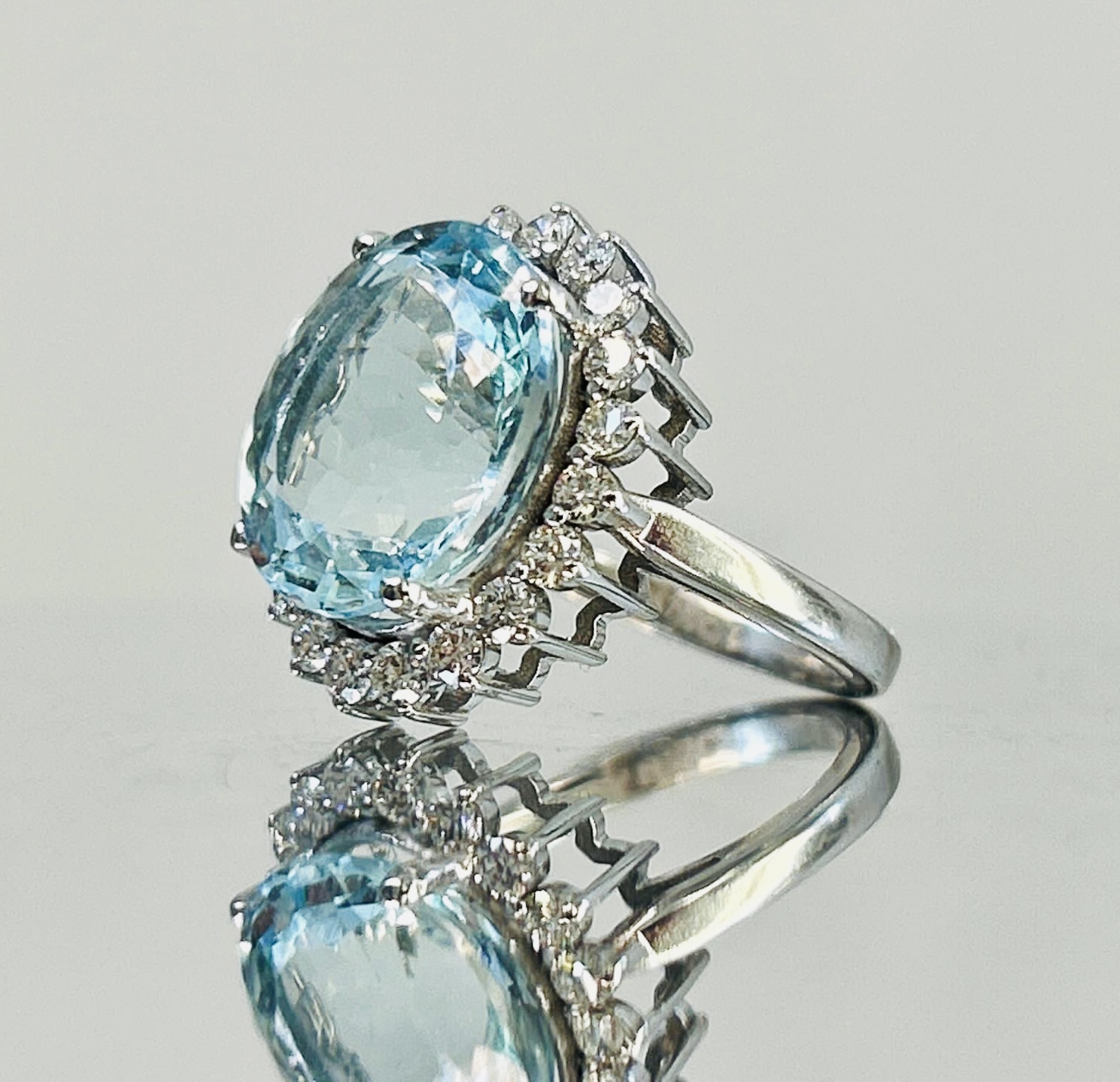 Beautiful Natural Flawless 7.30 CT Aquamarine Ring With Diamonds and 18k Gold - Image 2 of 7