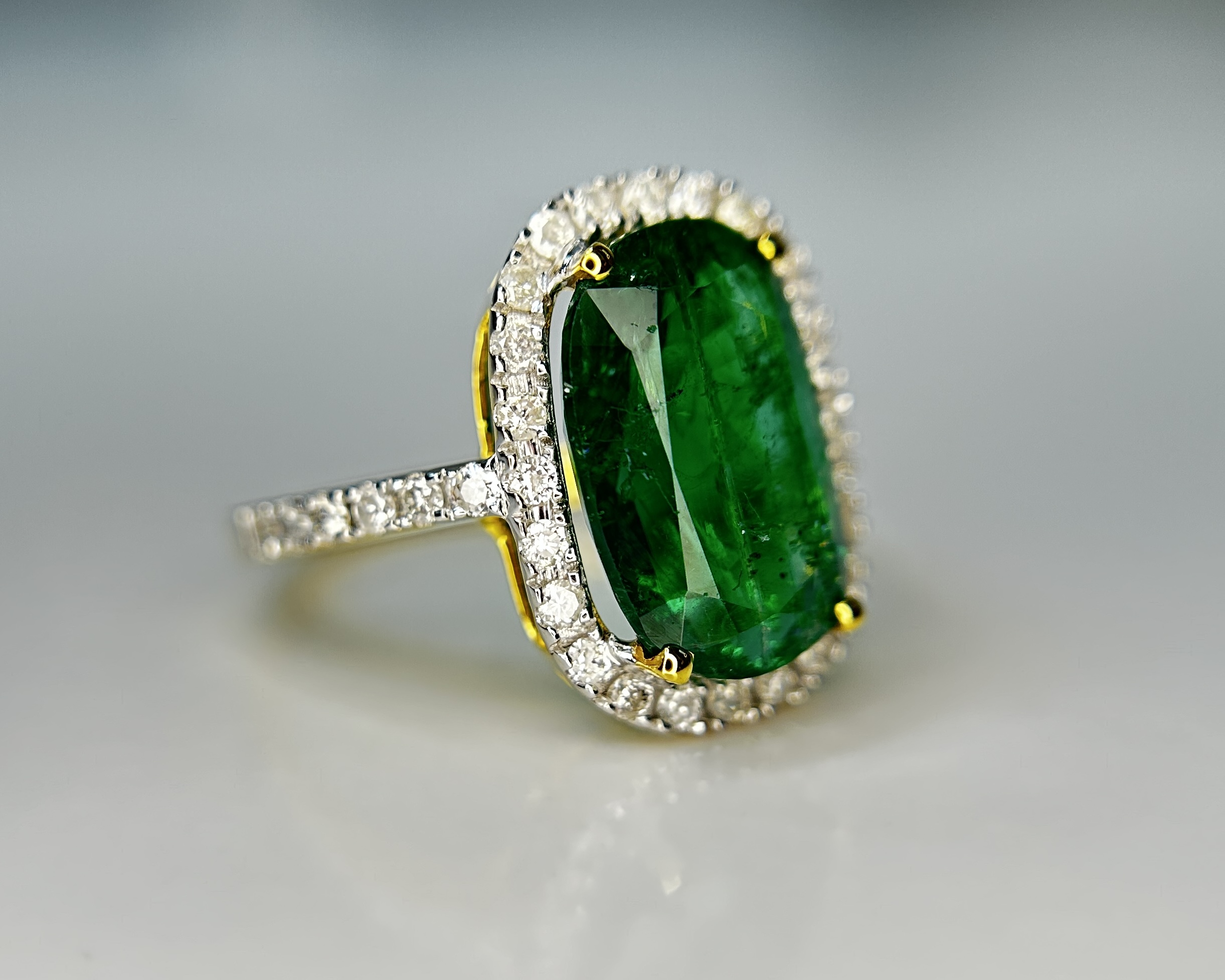 Beautiful Natural Emerald 3.90 CT With Natural Diamonds & 18k Gold - Image 8 of 10