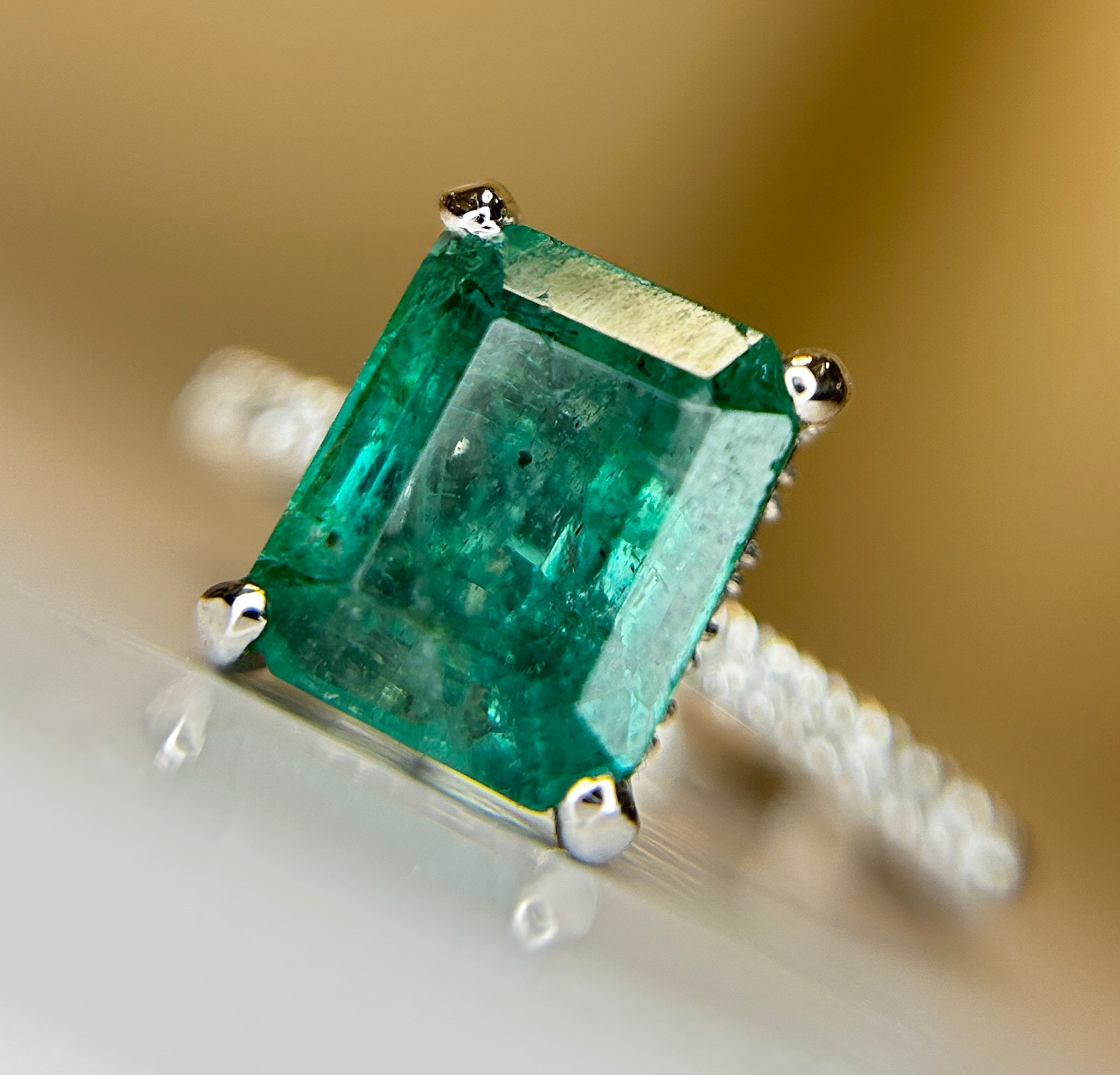 Beautiful Natural Emerald 2.64 CT With Natural Diamonds & 18k Gold - Image 8 of 10
