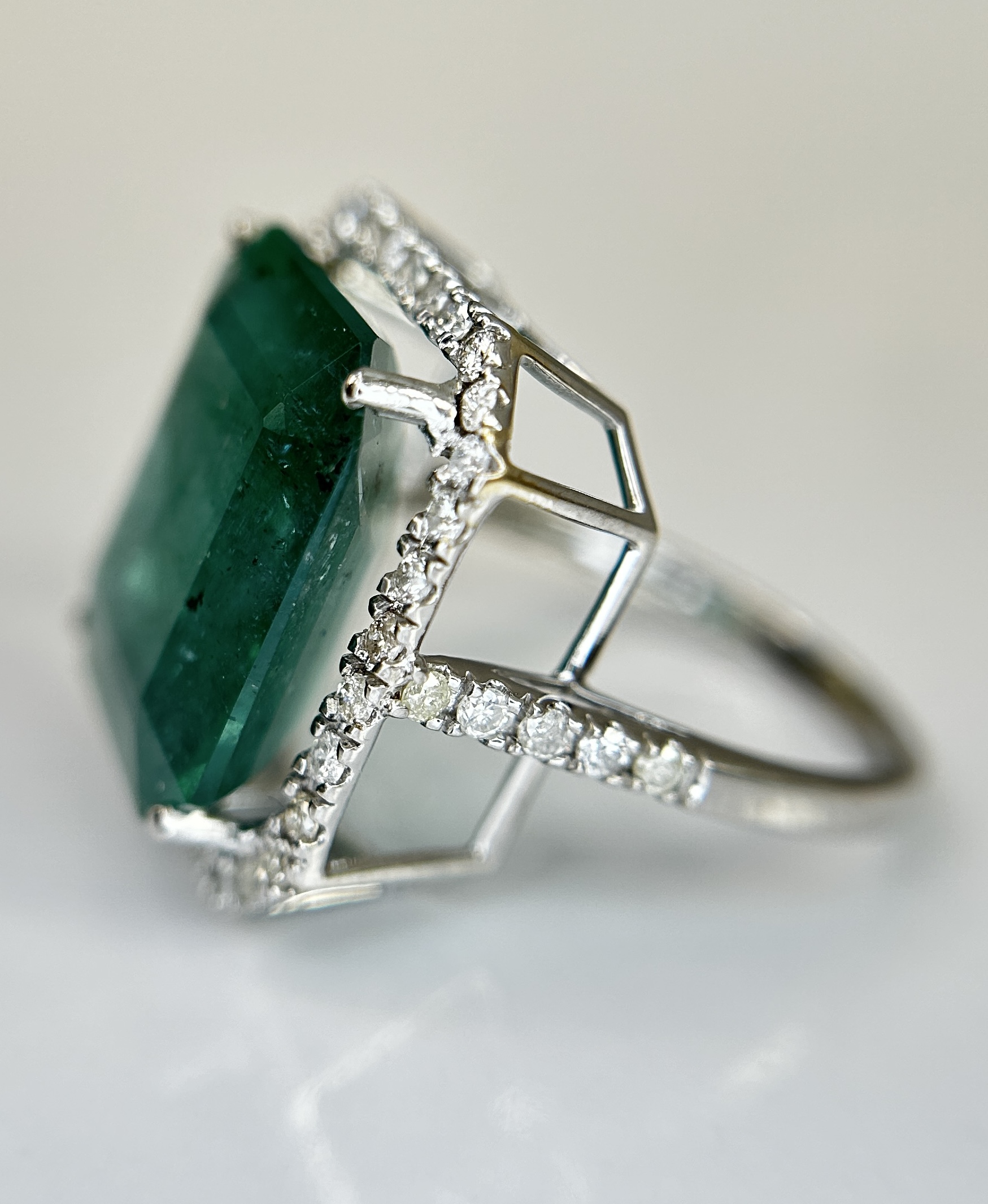 Beautiful Natural Emerald 9.50CT With Natural Diamonds & 18k Gold - Image 4 of 11