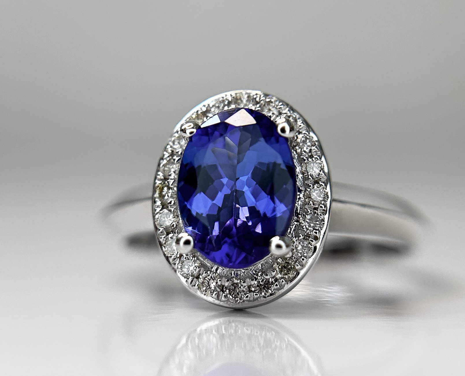 Beautiful Natural Tanzanite Ring With Diamonds and 18k Gold - Image 5 of 9