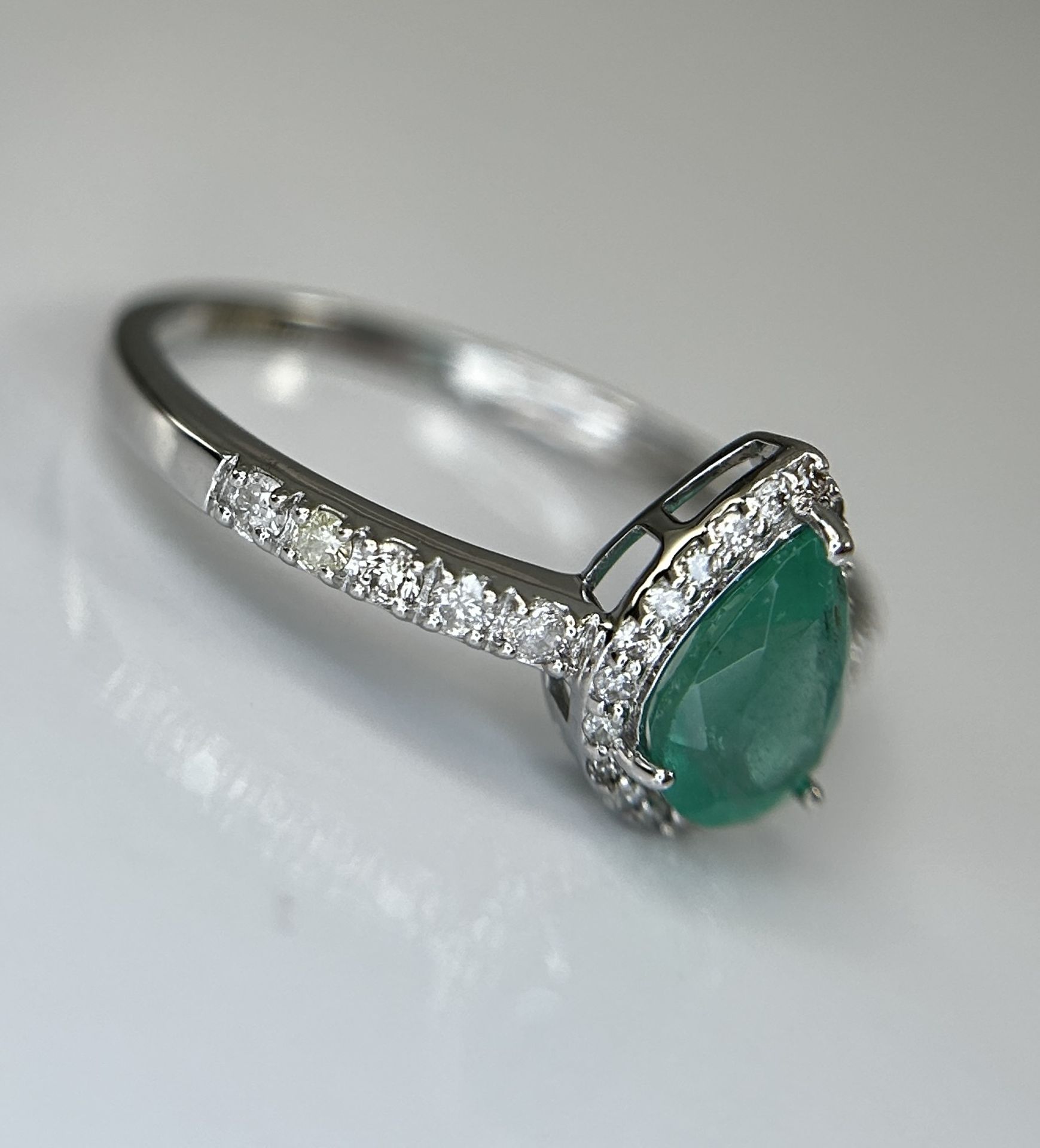 Beautiful Natural Emerald 0.68 CT With Natural Diamonds & 18k Gold - Image 7 of 9