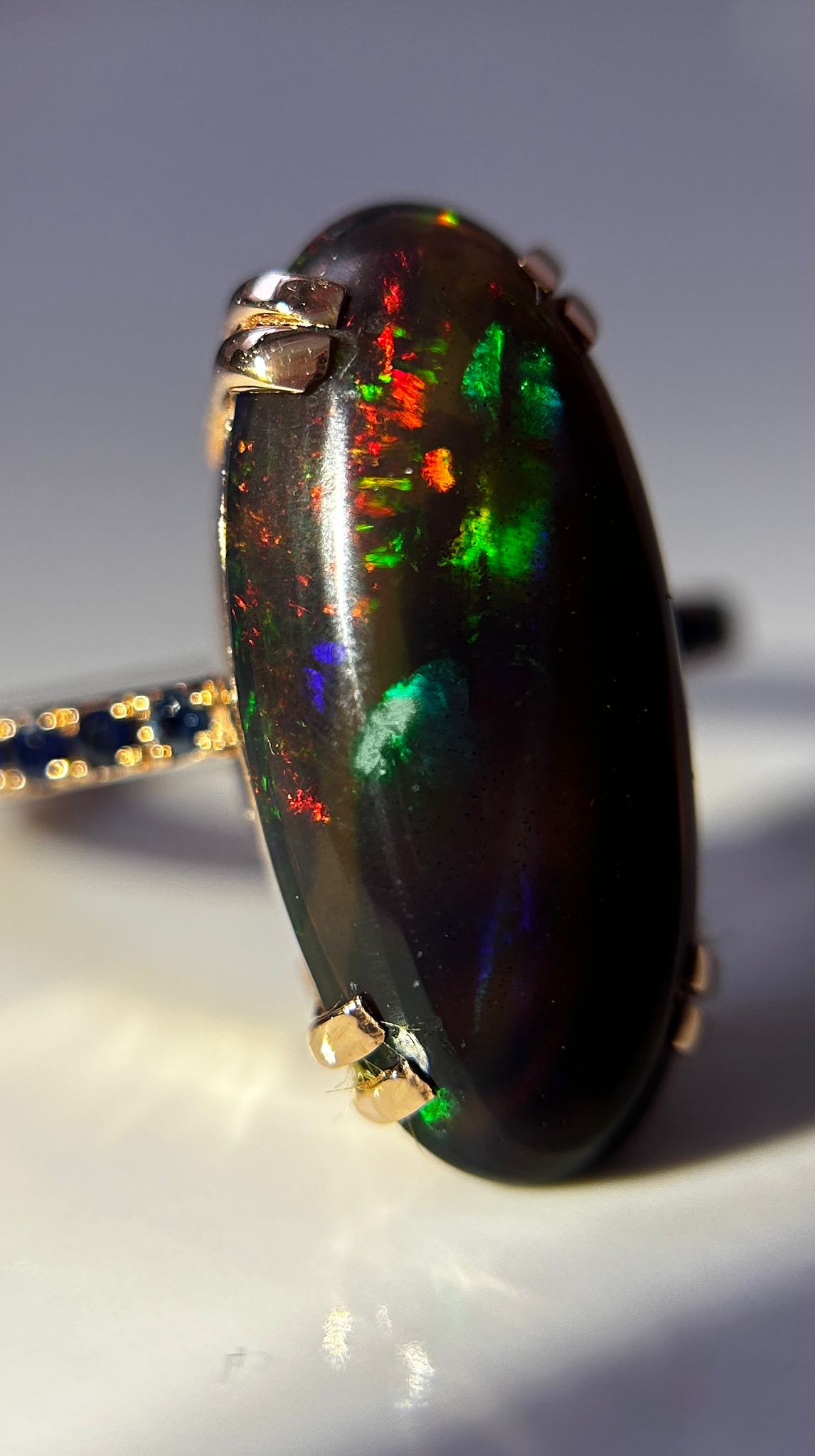 Beautiful Natural Black Opal Ring With Natural Blue Sapphire and 18k Gold - Image 5 of 11