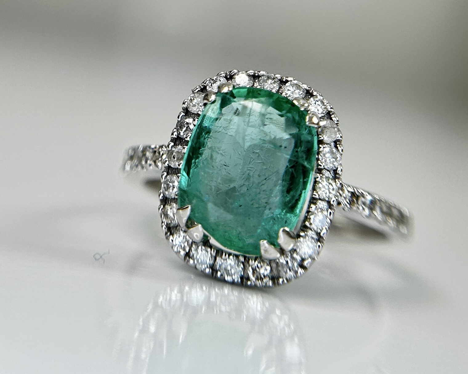 Beautiful Natural Emerald 2.42 CT With Natural Diamonds & 18k Gold - Image 8 of 9