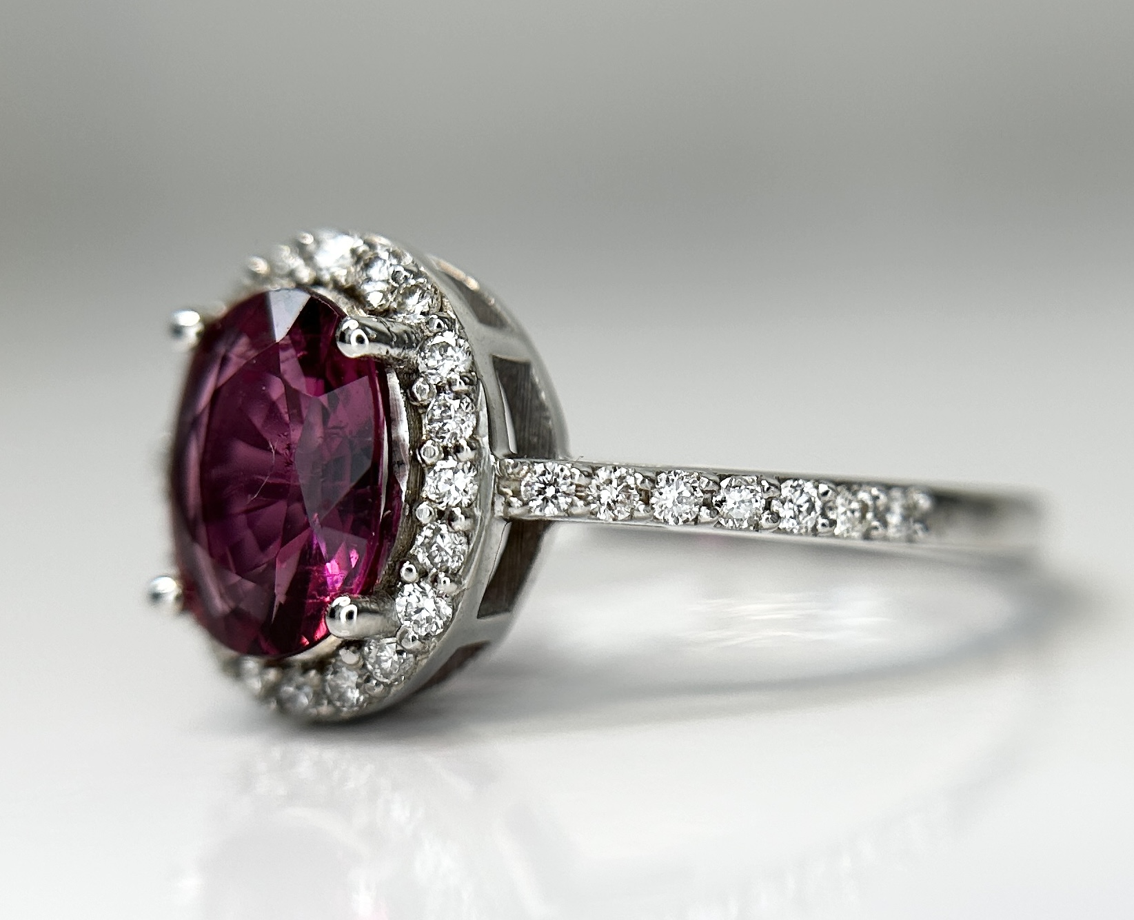 Beautiful Natural Tourmaline Rubellite Ring With Diamonds and 18k Gold - Image 3 of 8