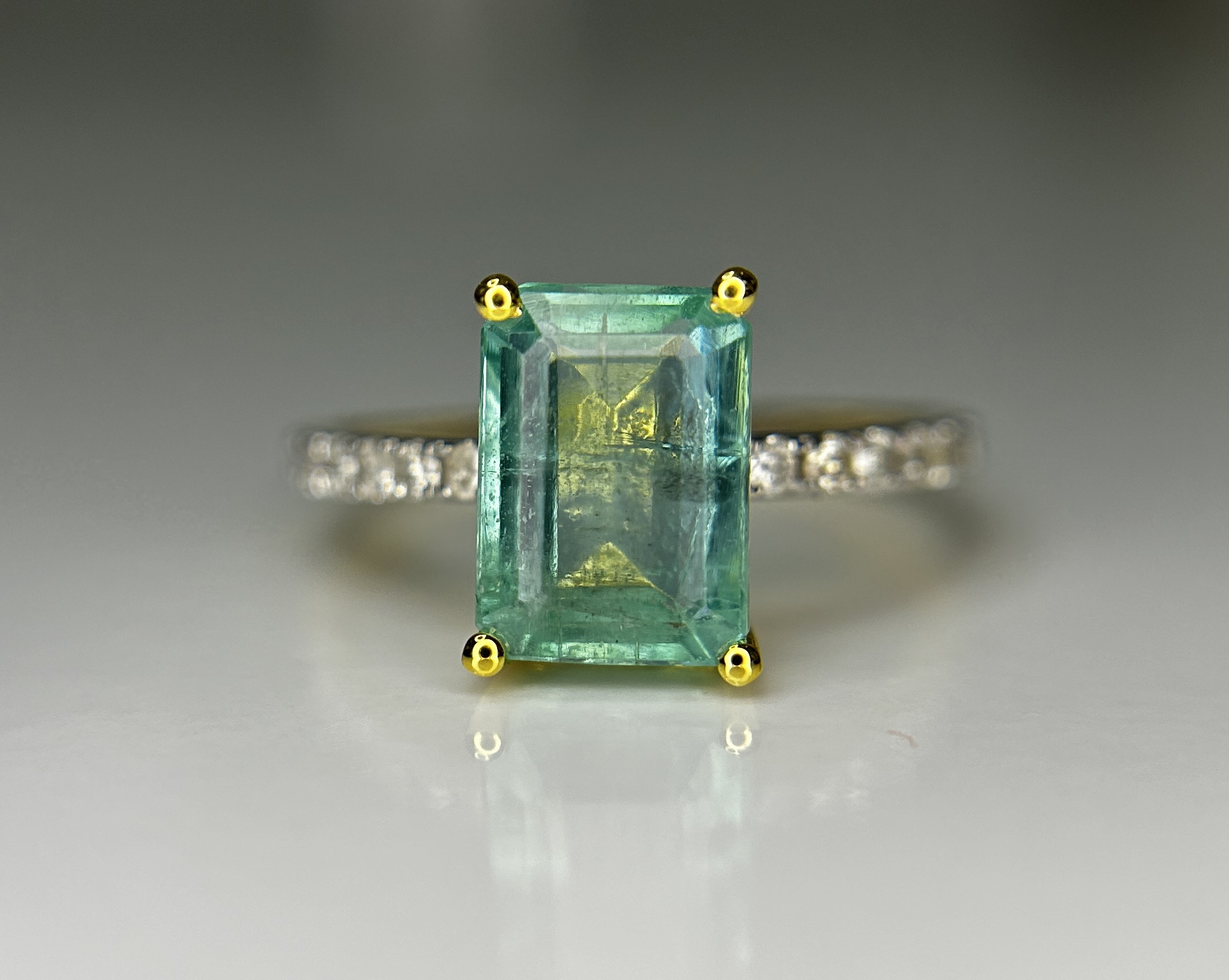 Beautiful Natural Emerald 2.68 CT With Natural Diamonds & 18k Gold - Image 7 of 8