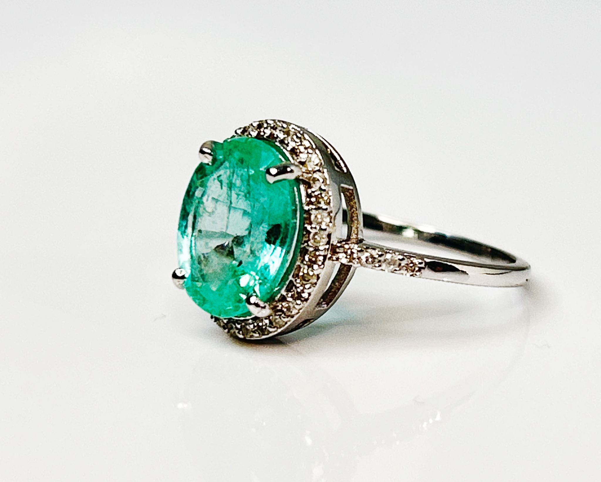 Beautiful 2.75 CT Untreated Natural Emerald Ring ,Diamonds & 18k Gold - Image 2 of 5