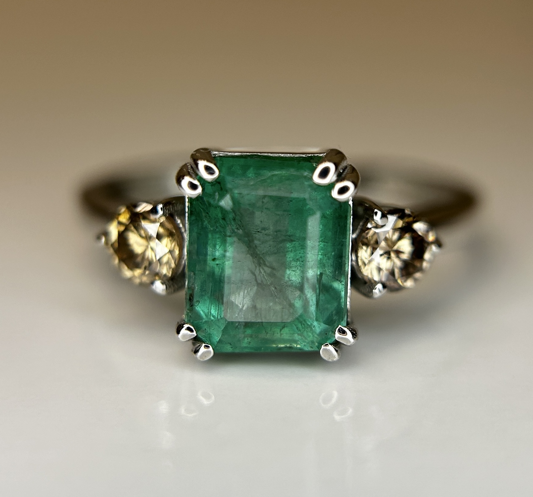 Beautiful Natural Emerald 2.41 CT With Natural Diamonds & 18k Gold - Image 3 of 10
